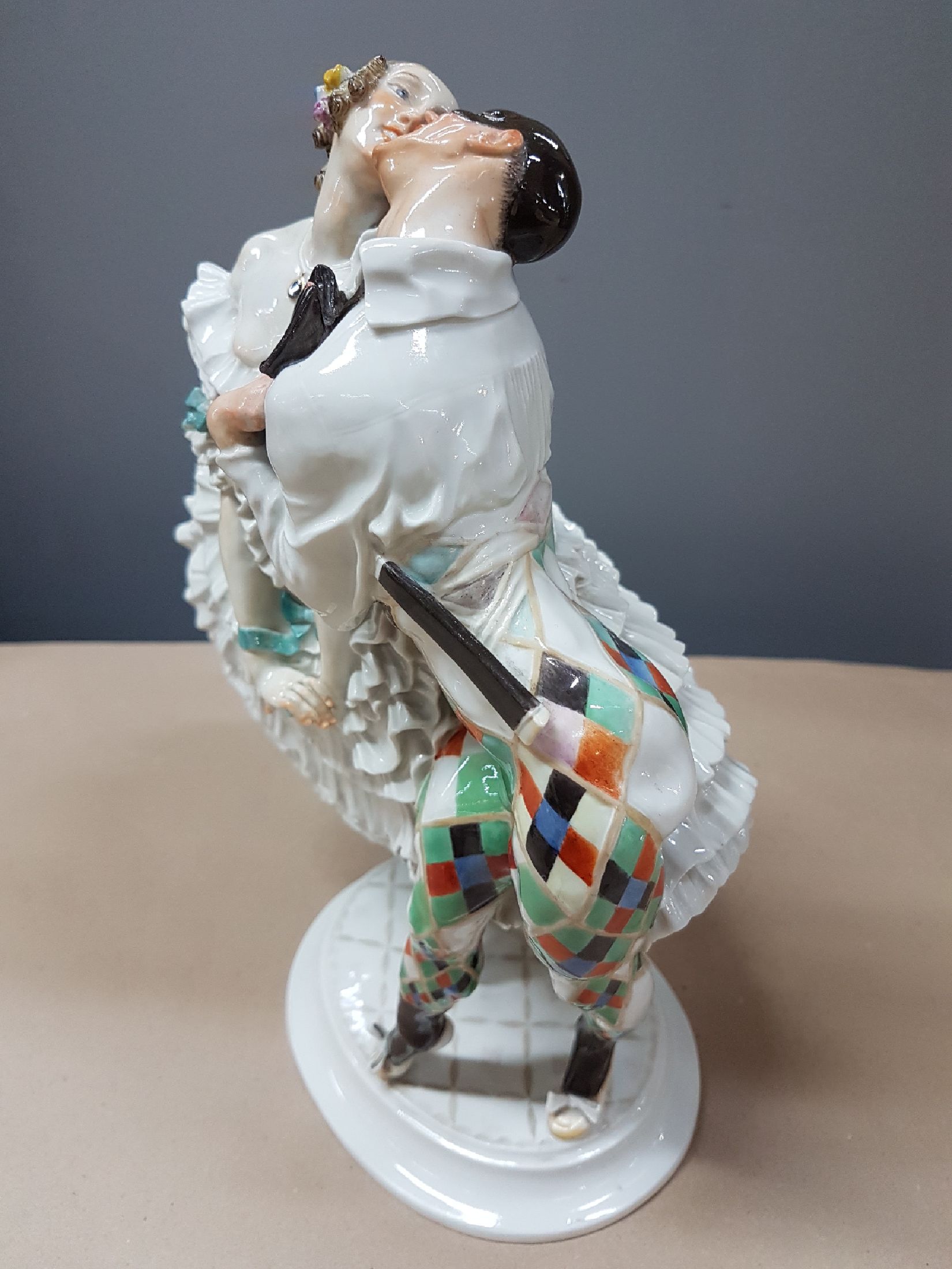 Detail j: Porzellangruppe, Meissen, 20/30er Jahre, Entwurf Paul Scheurich von 1913, Ausformung 20/30er Jahre, Harlekin und Kolumbine aus dem Russischen ...