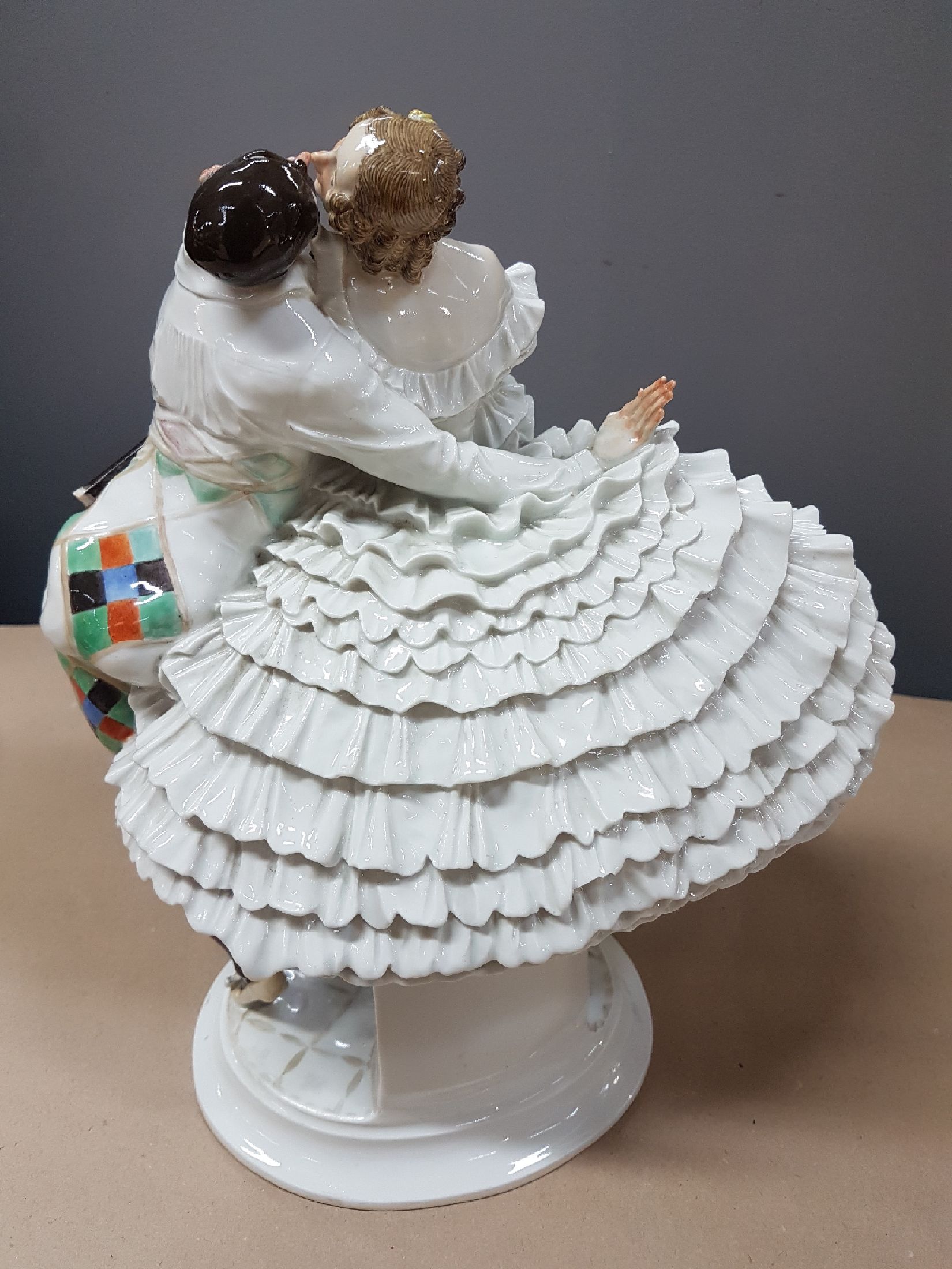 Detail k: Porzellangruppe, Meissen, 20/30er Jahre, Entwurf Paul Scheurich von 1913, Ausformung 20/30er Jahre, Harlekin und Kolumbine aus dem Russischen ...