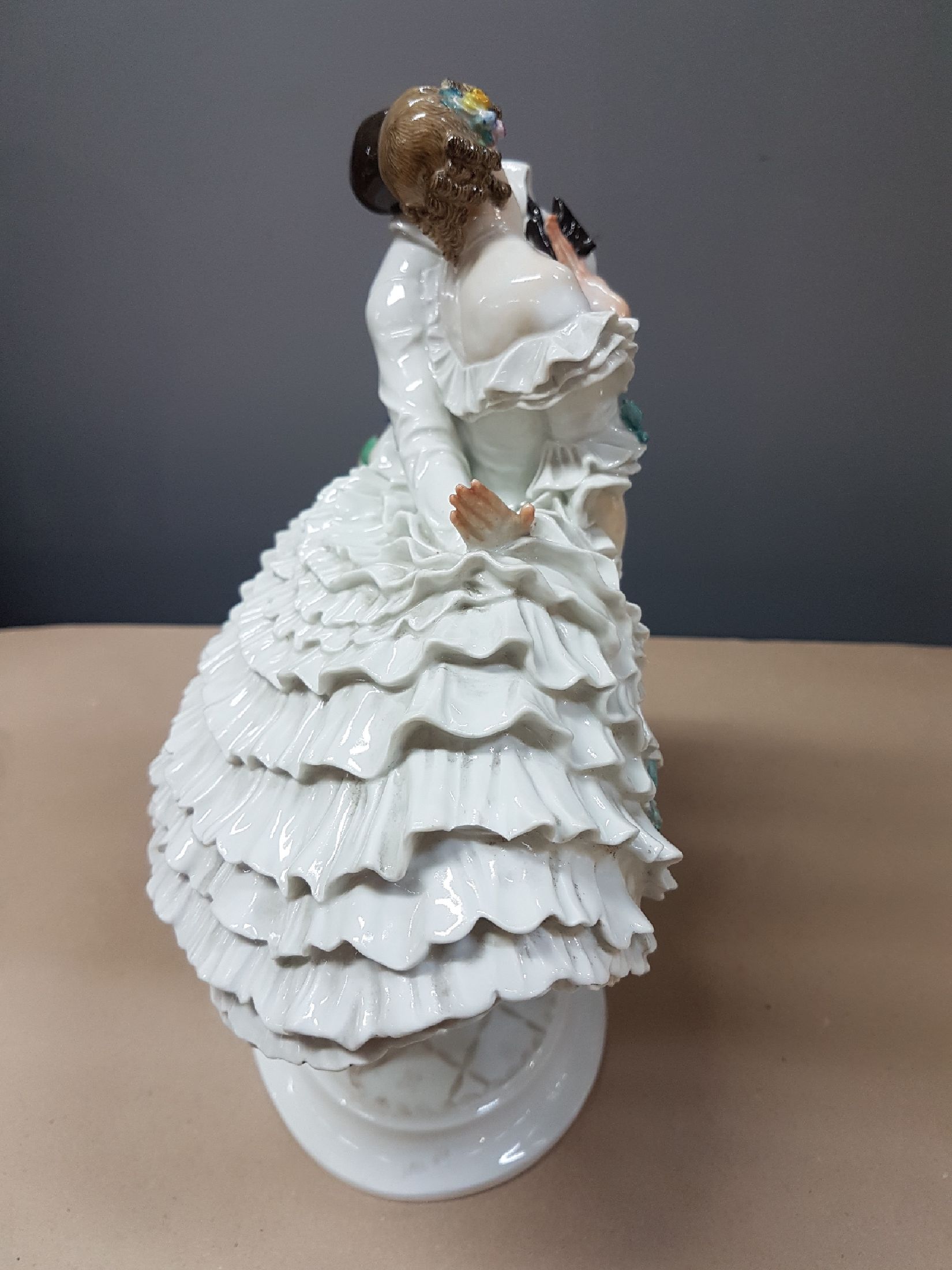 Detail l: Porzellangruppe, Meissen, 20/30er Jahre, Entwurf Paul Scheurich von 1913, Ausformung 20/30er Jahre, Harlekin und Kolumbine aus dem Russischen ...