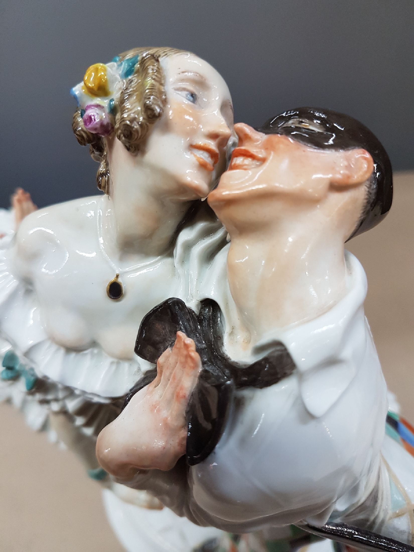 Detail n: Porzellangruppe, Meissen, 20/30er Jahre, Entwurf Paul Scheurich von 1913, Ausformung 20/30er Jahre, Harlekin und Kolumbine aus dem Russischen ...