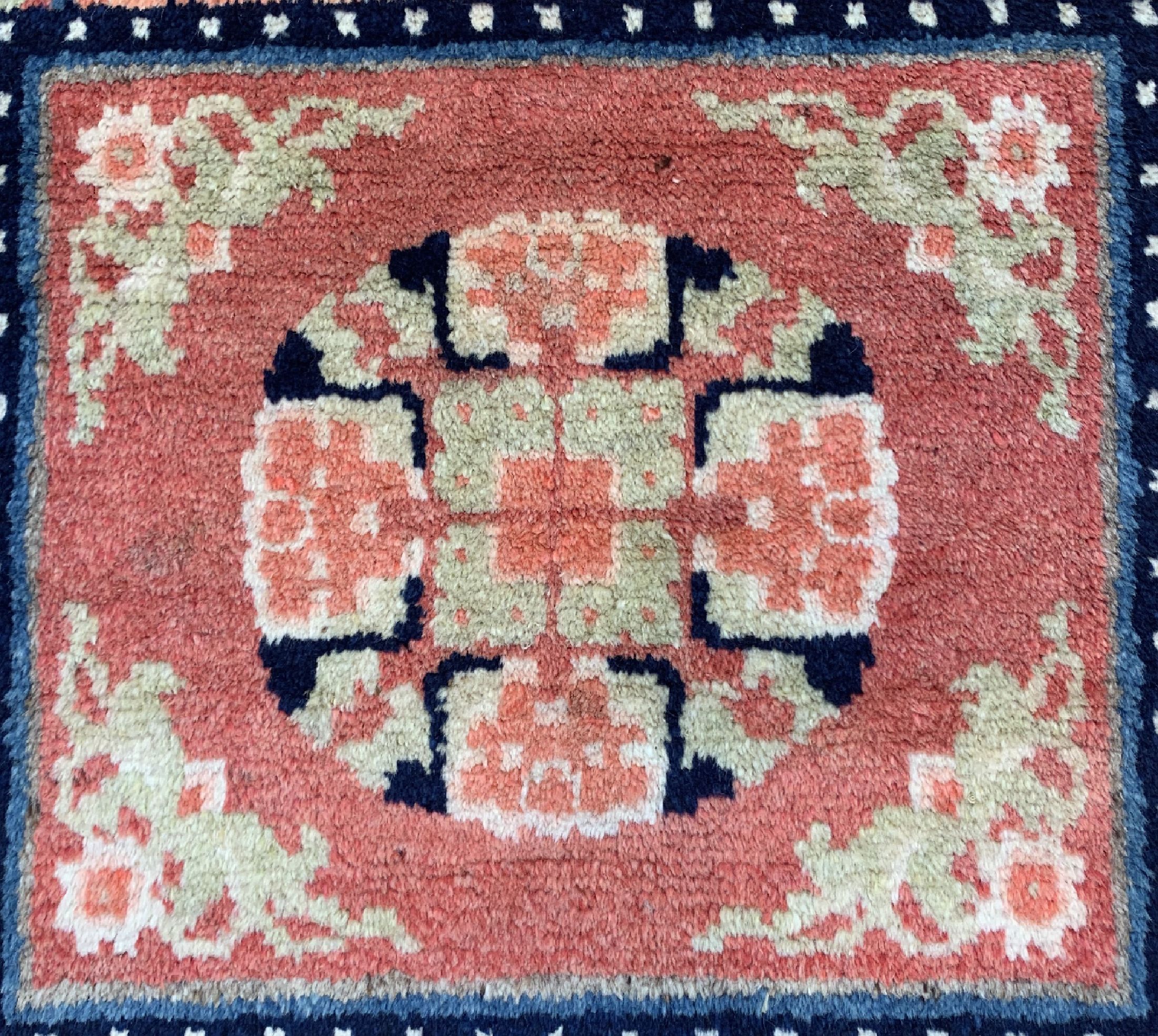 Detail b: Ning-Hsia"Sitzbank-Teppiche", China, um 1900, Wolle auf Baumwolle, ca. 169 x 60 cm, EHZ: 2
