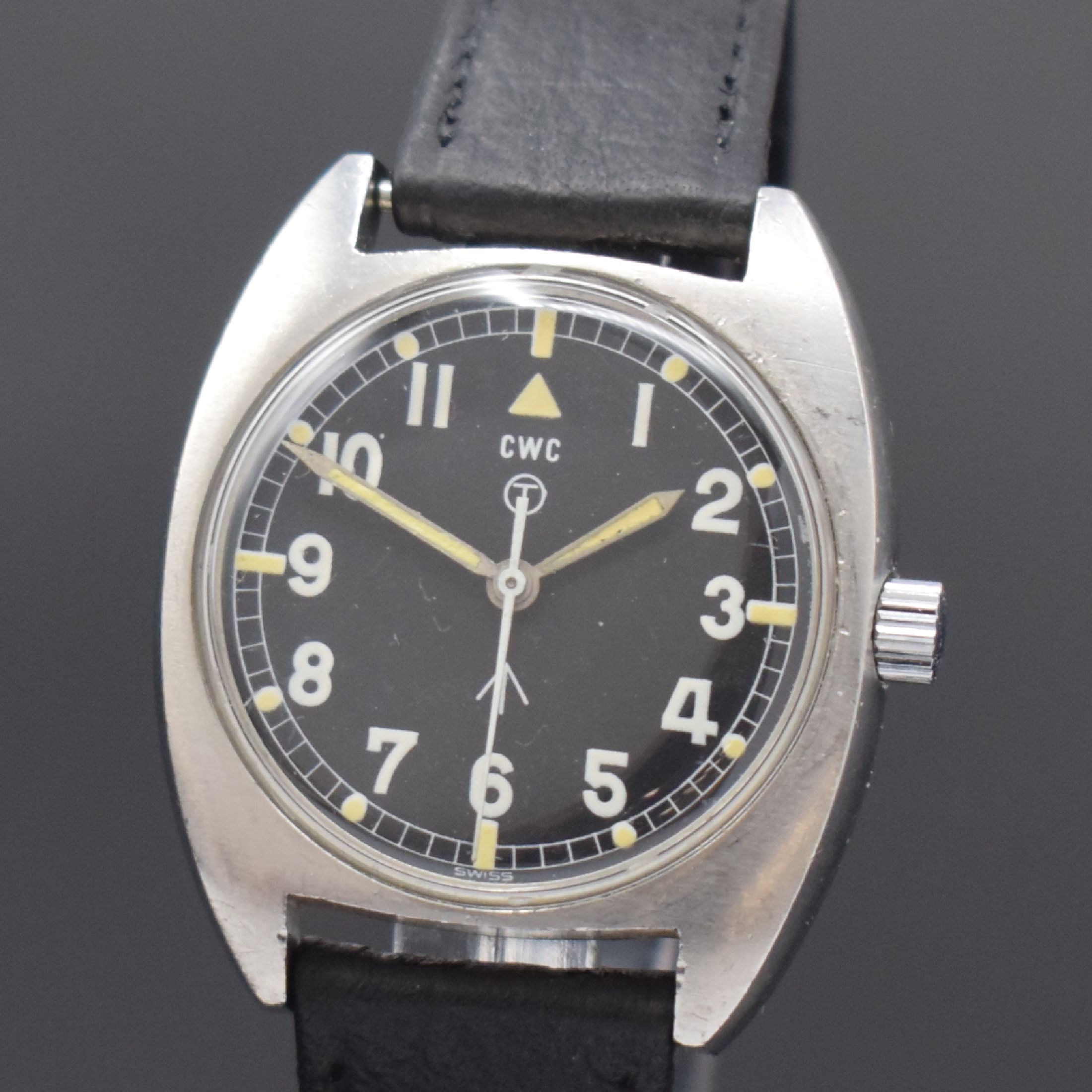 Detail a: CWC militärische Armbanduhr der britischen Armee, Schweiz um 1976, Handaufzug, Edelstahl-Stülpgeh. m. entspr. Gravur rücks., schwarzes Zifferbl. ...