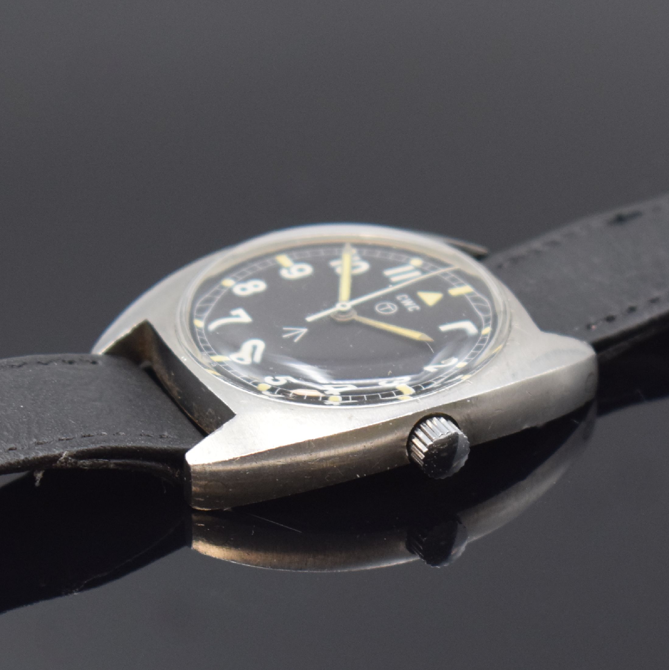 Detail b: CWC militärische Armbanduhr der britischen Armee, Schweiz um 1976, Handaufzug, Edelstahl-Stülpgeh. m. entspr. Gravur rücks., schwarzes Zifferbl. ...