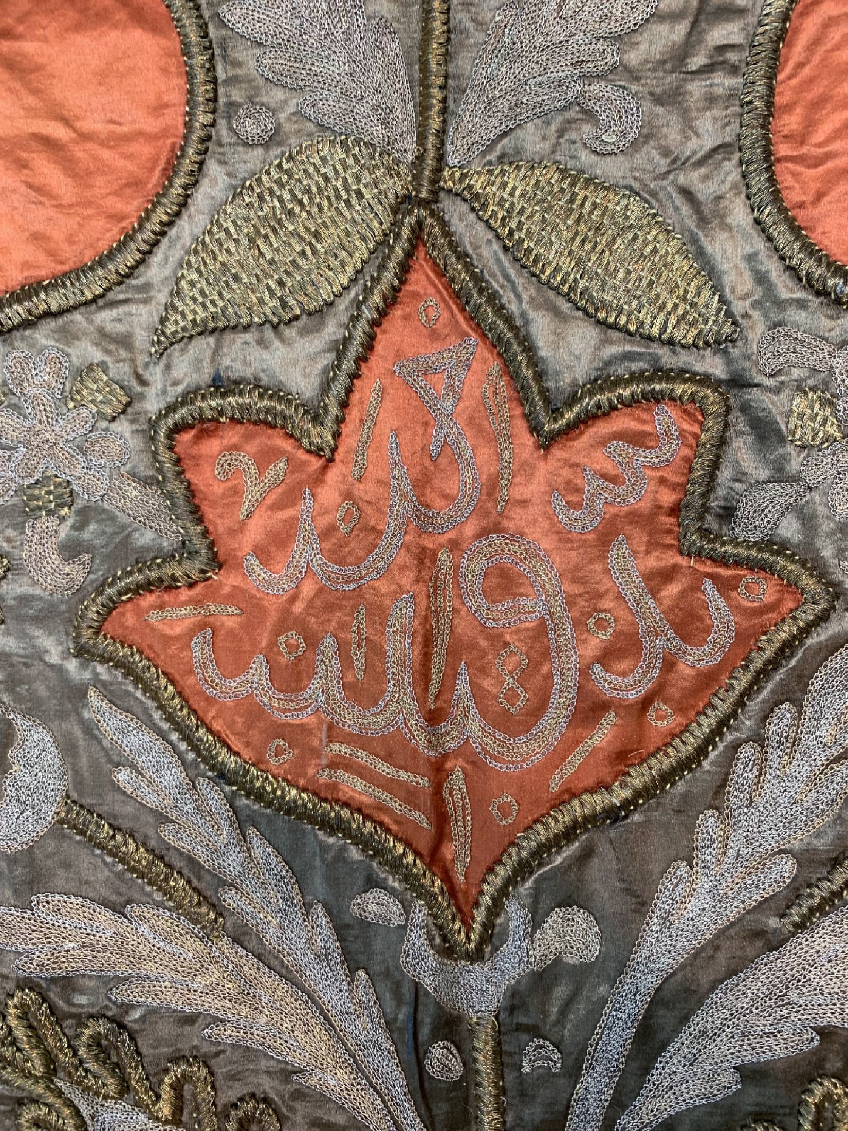 Detail e: Osmanische"Metall- & Seidenstickerei"antik, Türkei, um 1900, Seide/Samt/Metall Handbestickt, ca. 277 x 183 cm, EHZ: 1-2