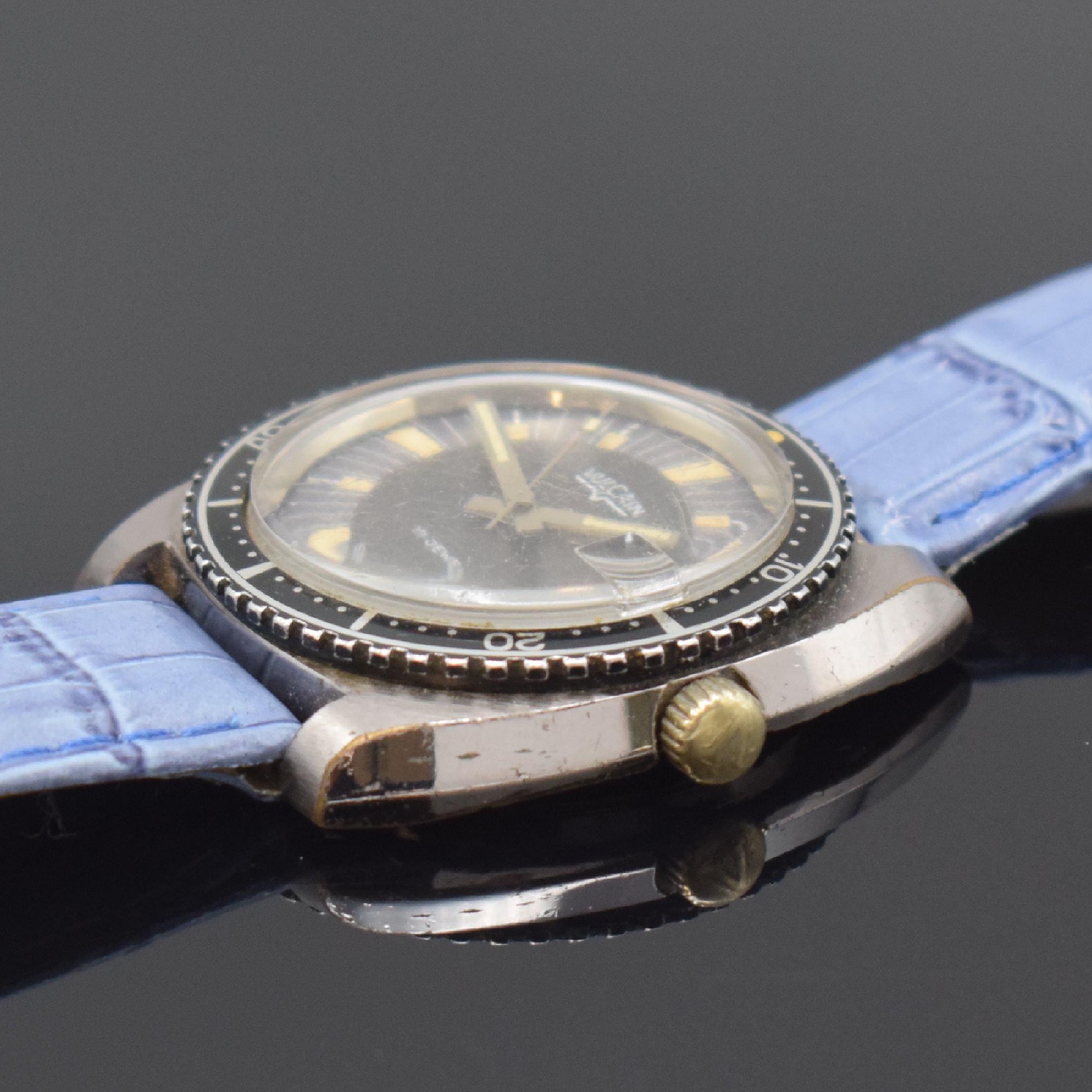 Detail b: VULCAIN Herrenarmbanduhr, Schweiz um 1970, Handaufzug, verchr. Gehäuse, verschr. Stahlboden, beids. drehbare Lünette m. 60er Teilung, schwarzes ...