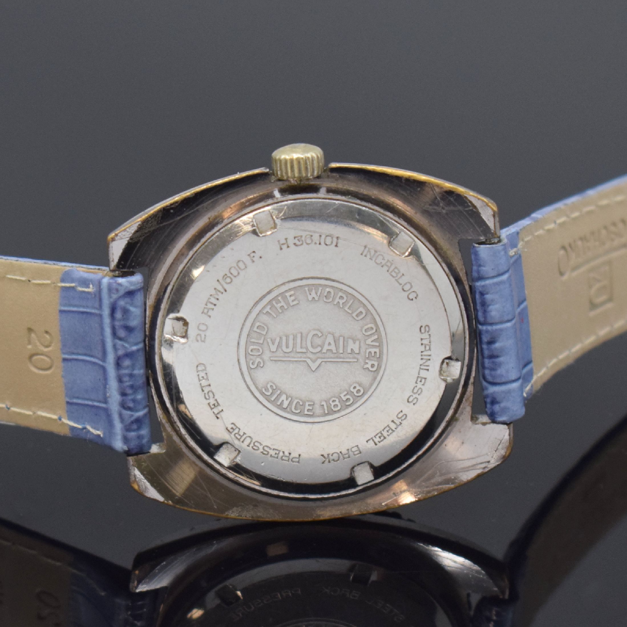 Detail c: VULCAIN Herrenarmbanduhr, Schweiz um 1970, Handaufzug, verchr. Gehäuse, verschr. Stahlboden, beids. drehbare Lünette m. 60er Teilung, schwarzes ...