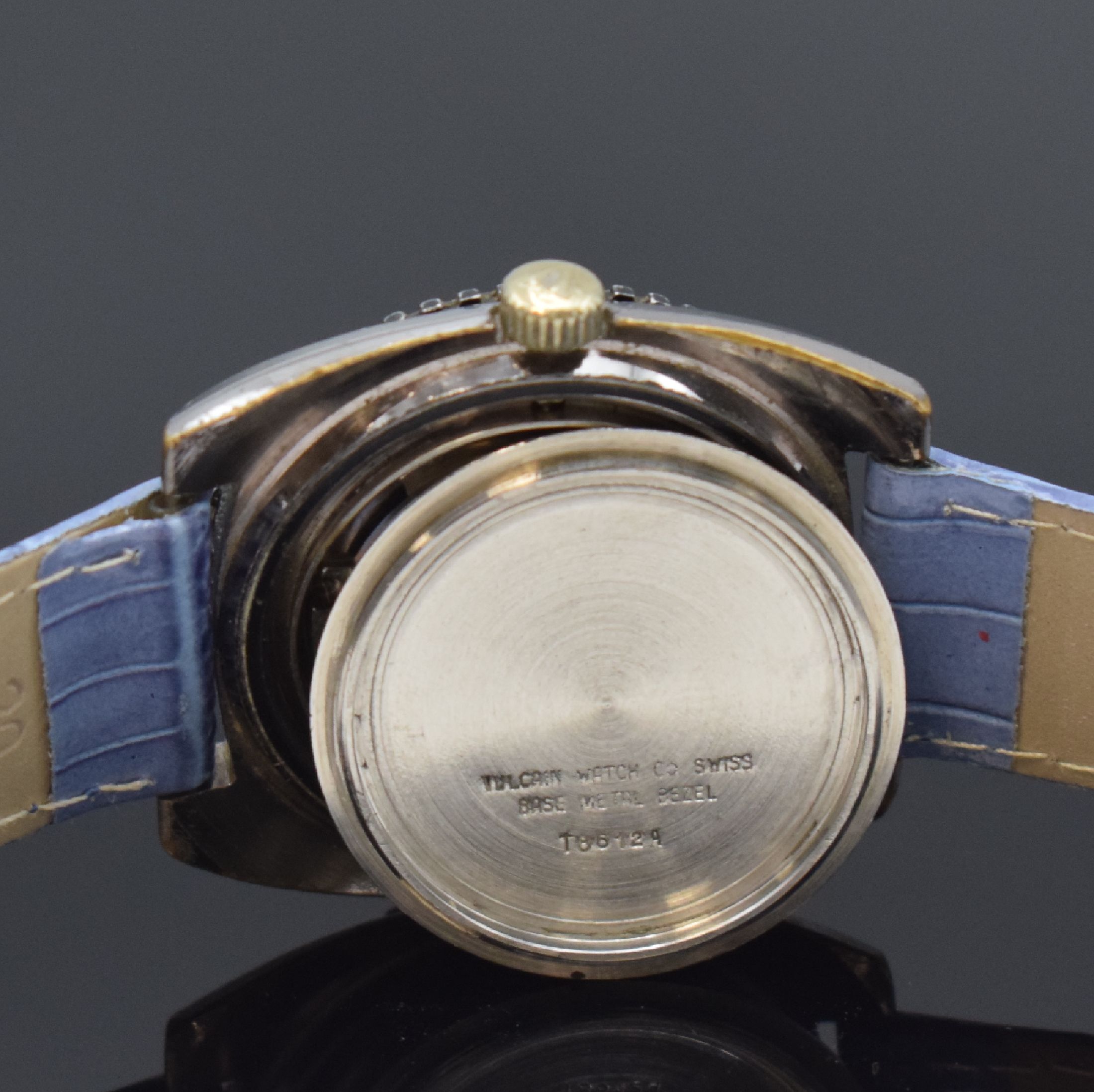 Detail e: VULCAIN Herrenarmbanduhr, Schweiz um 1970, Handaufzug, verchr. Gehäuse, verschr. Stahlboden, beids. drehbare Lünette m. 60er Teilung, schwarzes ...