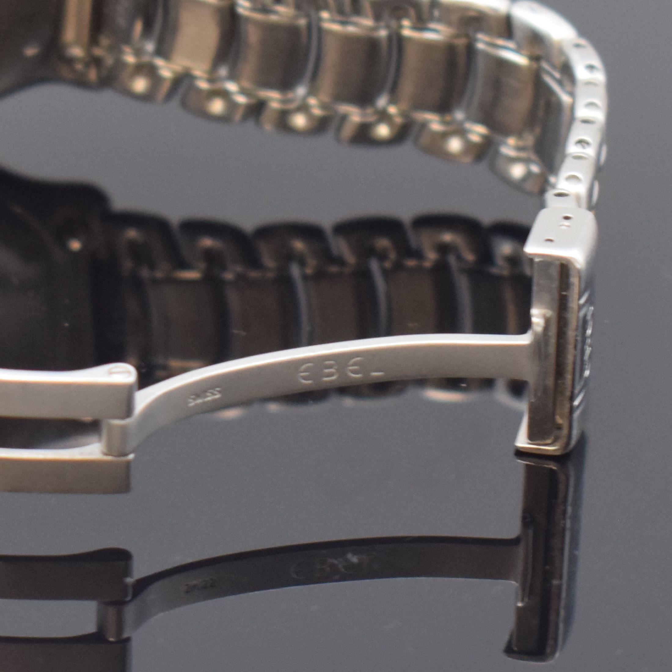 Detail c: EBEL Armbanduhr Serie 1911 Referenz 187902, Schweiz um 1995, quarz, Edelstahlgeh. inkl. z. T. verg. Gliederband m. Faltschl., 18k Goldlünette gegen ...