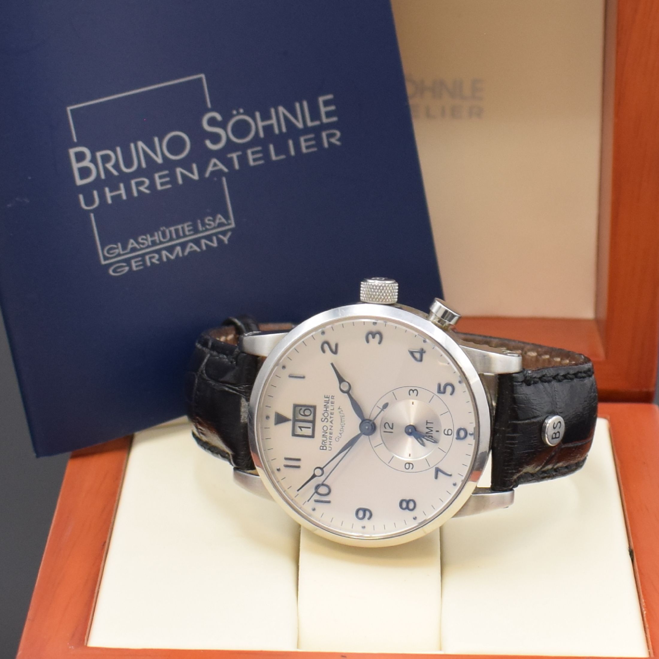 Detail e: BRUNO SÖHNLE Armbanduhr Milano GMT, Edelstahlgeh. inkl. orig. Lederband m. dopp. Faltschl., quarz, Boden verschr., silb. Zifferbl., gebl. Zeiger, ...