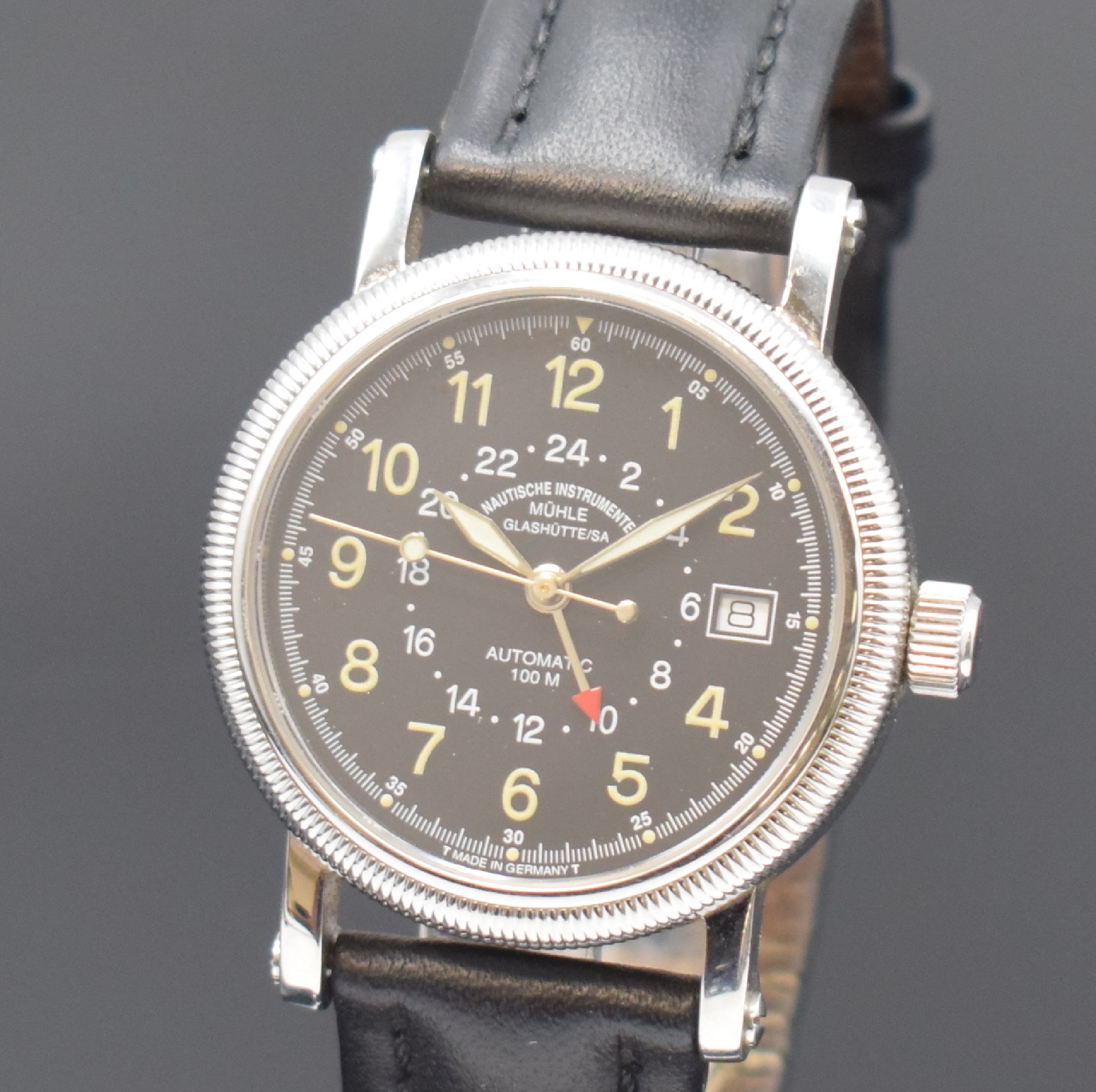 Detail a: MÜHLE Glashütte/SA Nautische Instrumente Herrenarmbanduhr mit 2er Zeitzone Referenz M 13140, Deutschland um 2000, Automatik, beids. vergl., Boden ...