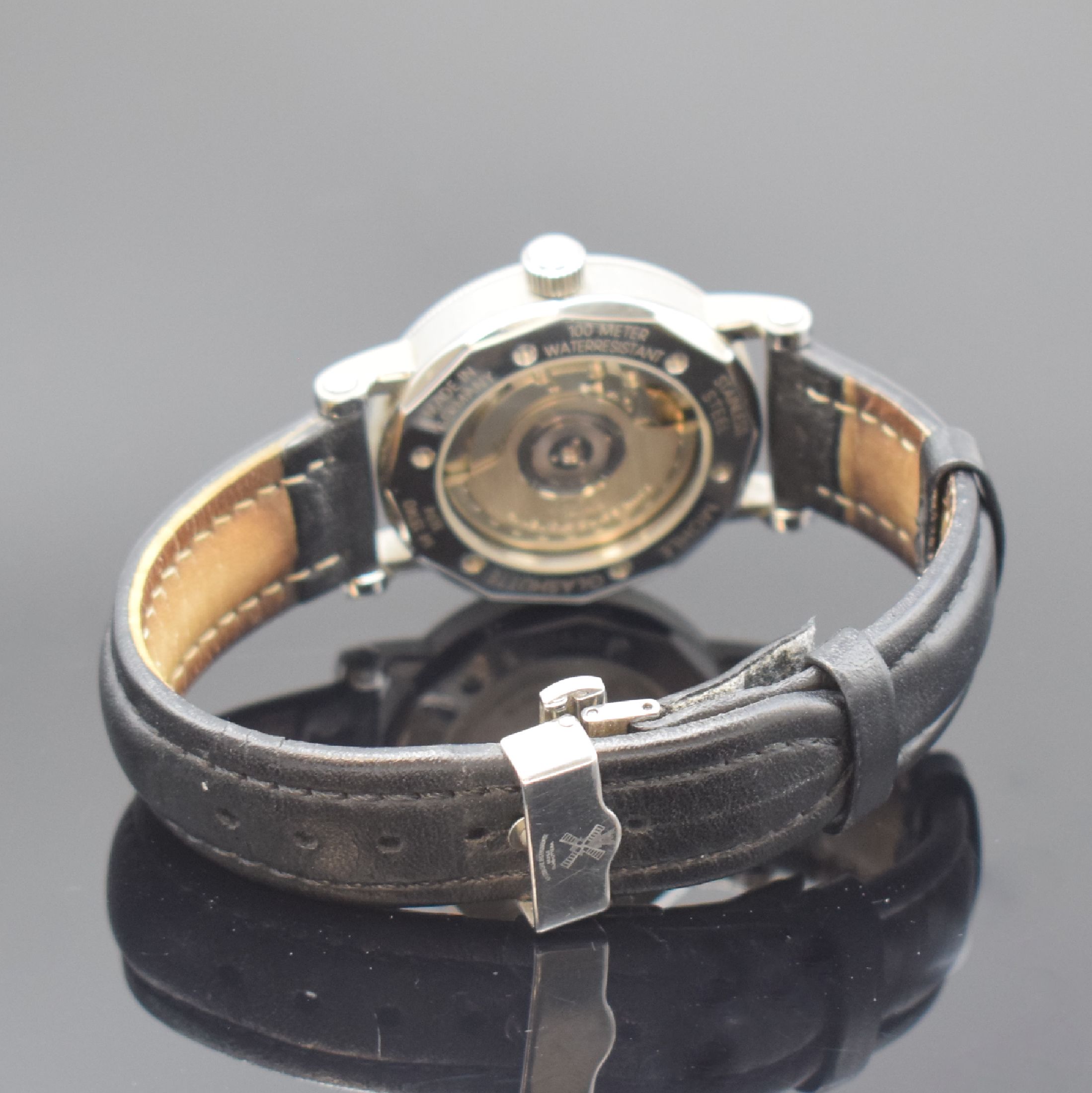 Detail b: MÜHLE Glashütte/SA Nautische Instrumente Herrenarmbanduhr mit 2er Zeitzone Referenz M 13140, Deutschland um 2000, Automatik, beids. vergl., Boden ...