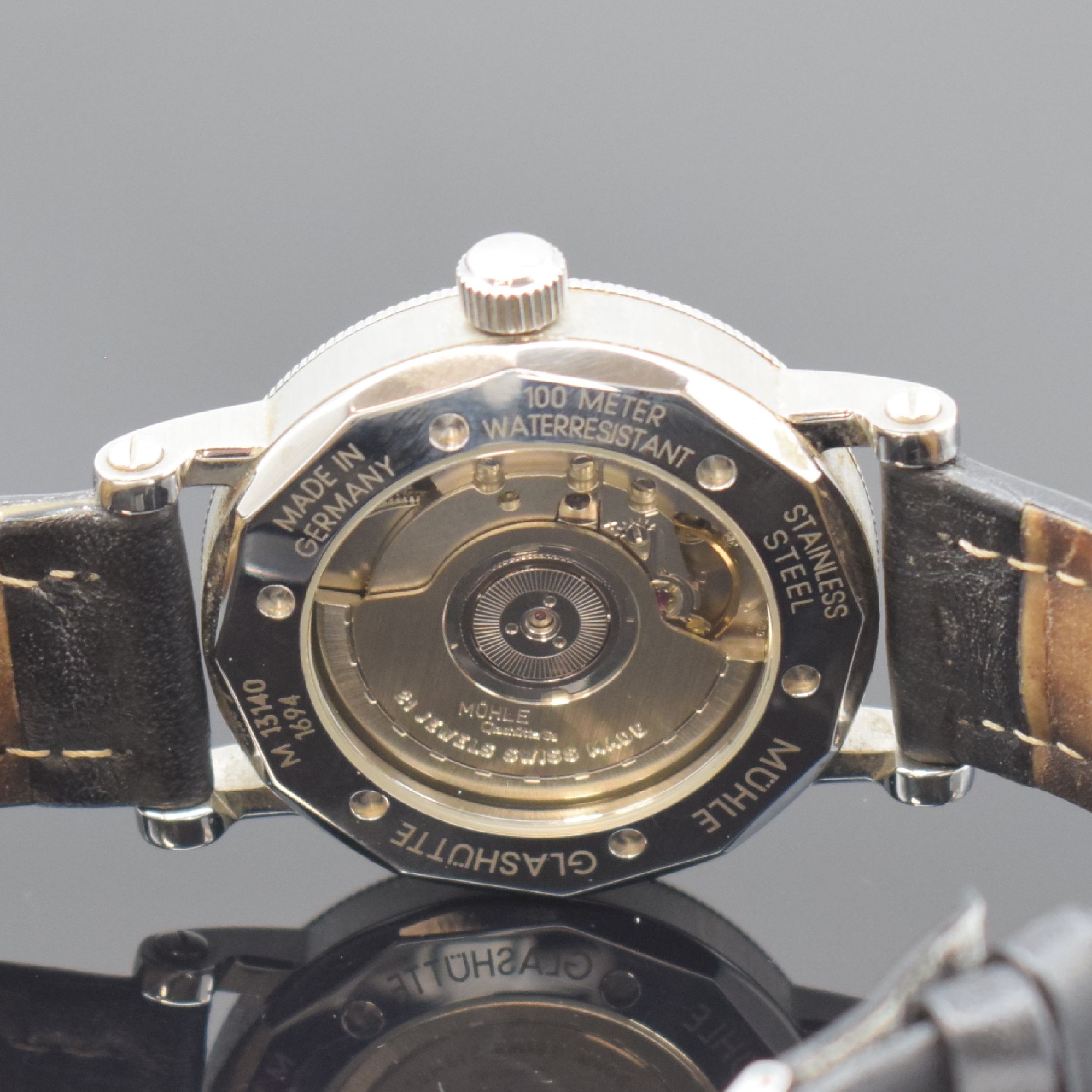Detail c: MÜHLE Glashütte/SA Nautische Instrumente Herrenarmbanduhr mit 2er Zeitzone Referenz M 13140, Deutschland um 2000, Automatik, beids. vergl., Boden ...