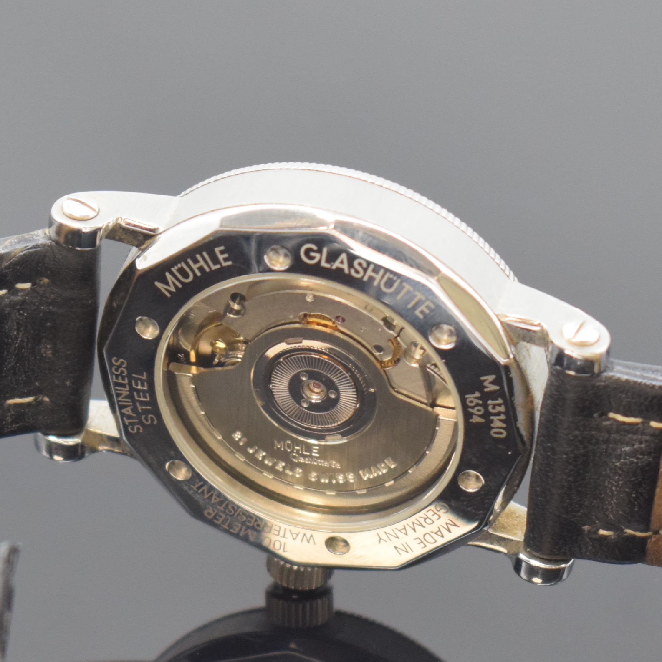 Detail d: MÜHLE Glashütte/SA Nautische Instrumente Herrenarmbanduhr mit 2er Zeitzone Referenz M 13140, Deutschland um 2000, Automatik, beids. vergl., Boden ...