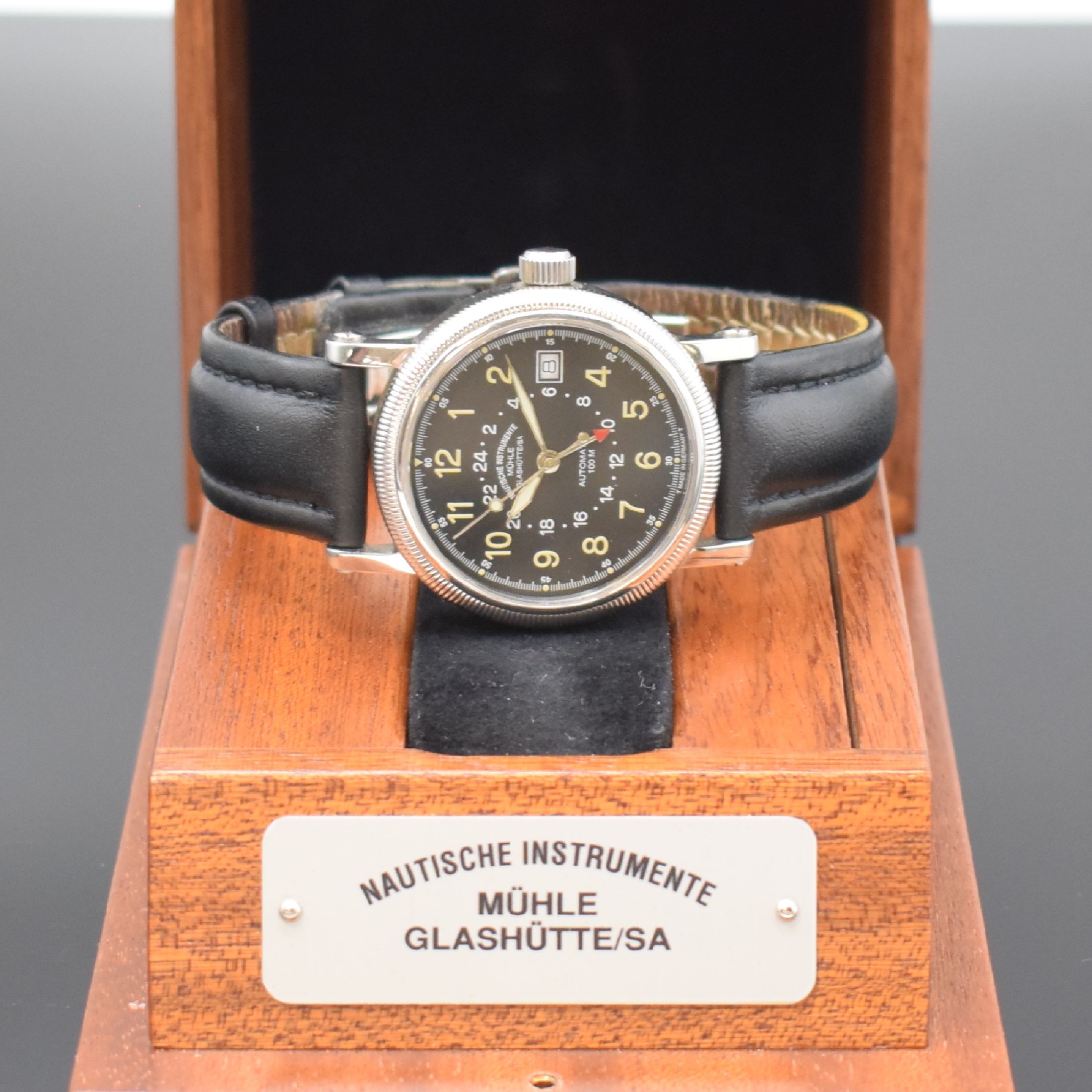 Detail e: MÜHLE Glashütte/SA Nautische Instrumente Herrenarmbanduhr mit 2er Zeitzone Referenz M 13140, Deutschland um 2000, Automatik, beids. vergl., Boden ...
