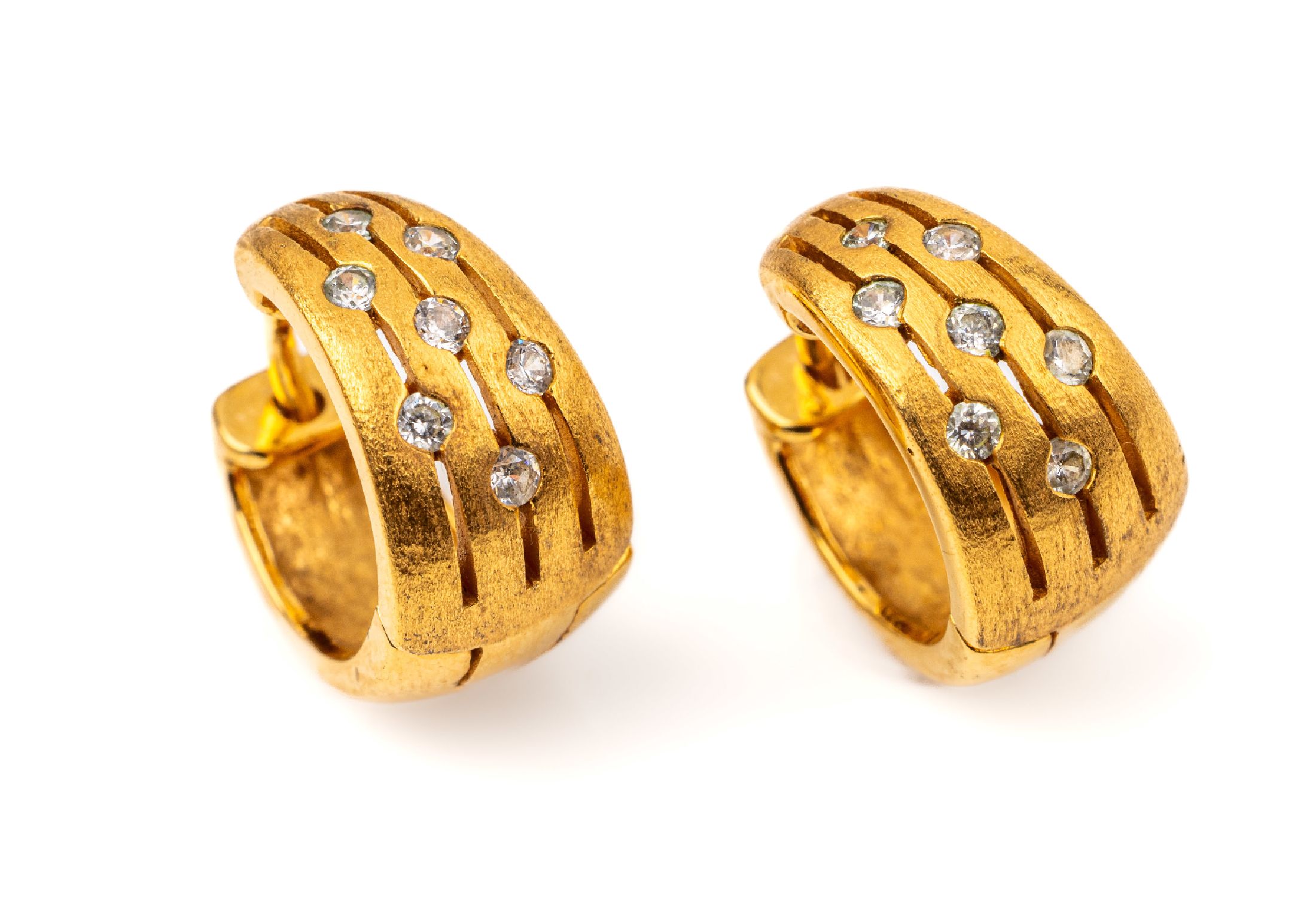 Paar 9 kt Gold Brillant-Ohrcreolen, GG 333/000, 14 Brillanten zus. ca. 0.14 ct Weiß/ p1, ca. 4.8 g