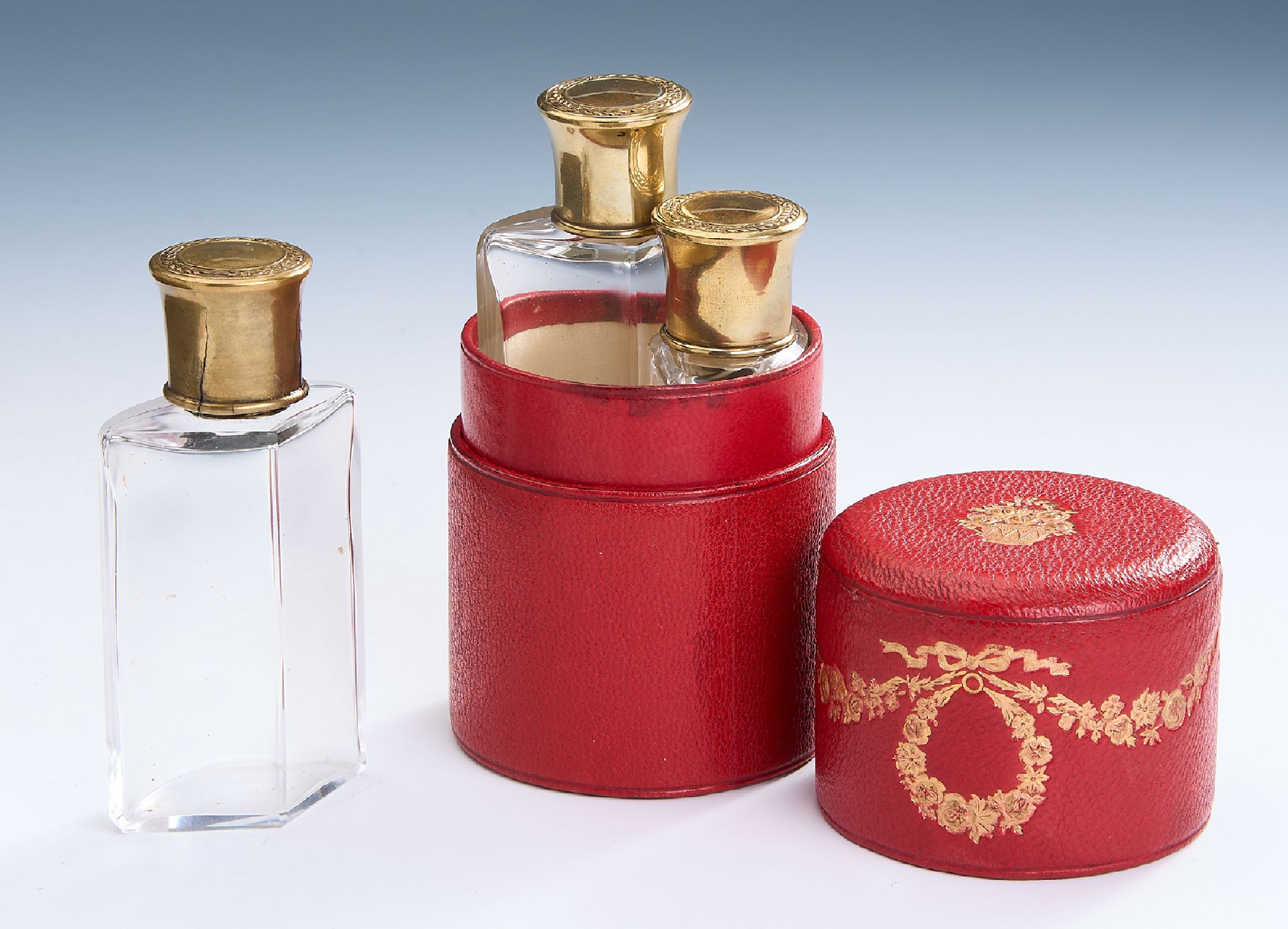 3-tlg. Parfumflakon, wohl Frankreich um 1890, , Flakons jeweils in form eines Drittel Kreissegments, Schraubverschlüsse Metall ver- goldet, orig. ...