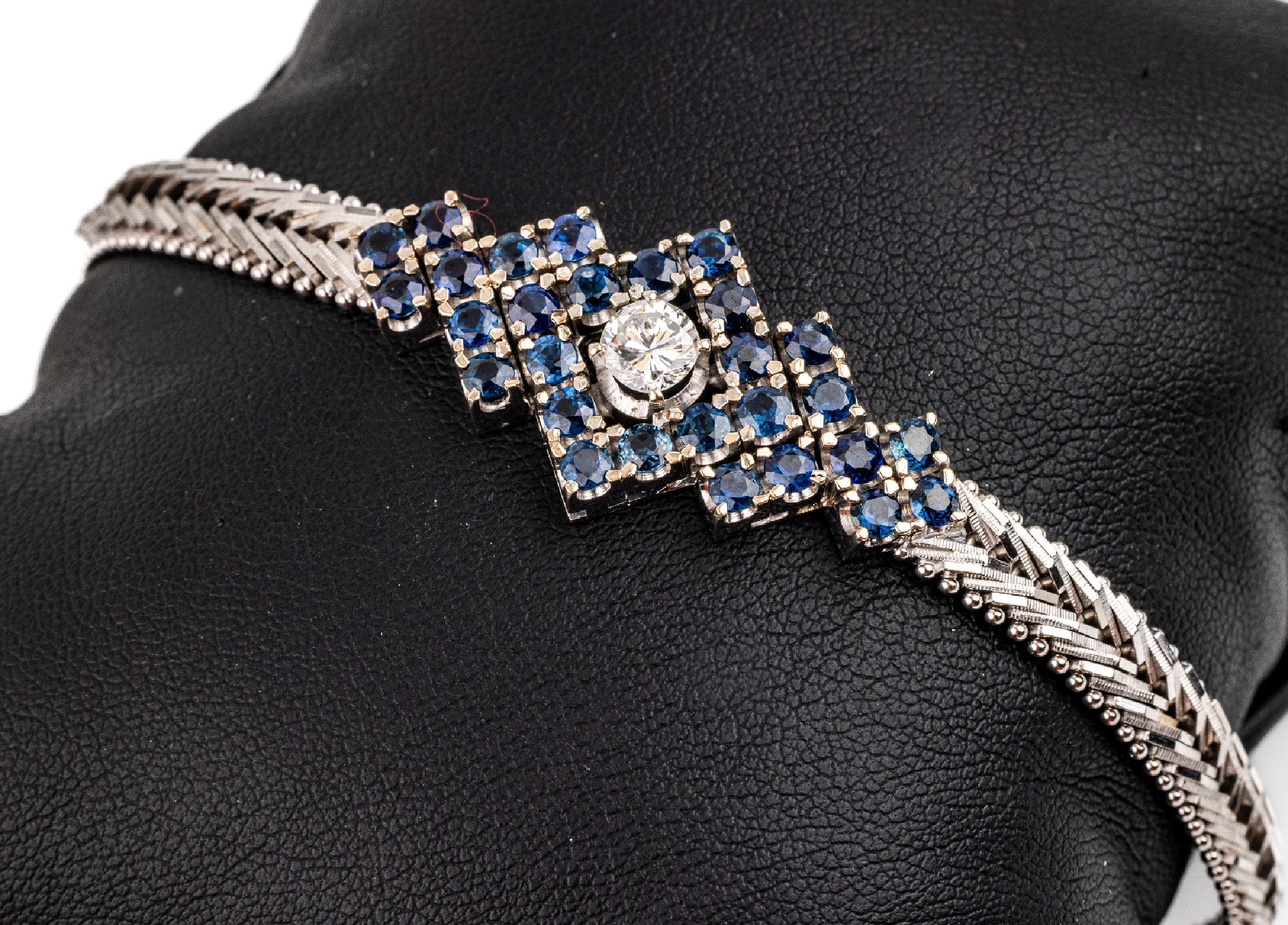 14 kt Gold Saphir Brillant Armband, WG 585/000, 1 Brillant ca. 0.50 ct feines Weiß/si2, 28 rundfacett. Saphire zus. ca. 1.40 ct,total ca. 23.9 g, ...