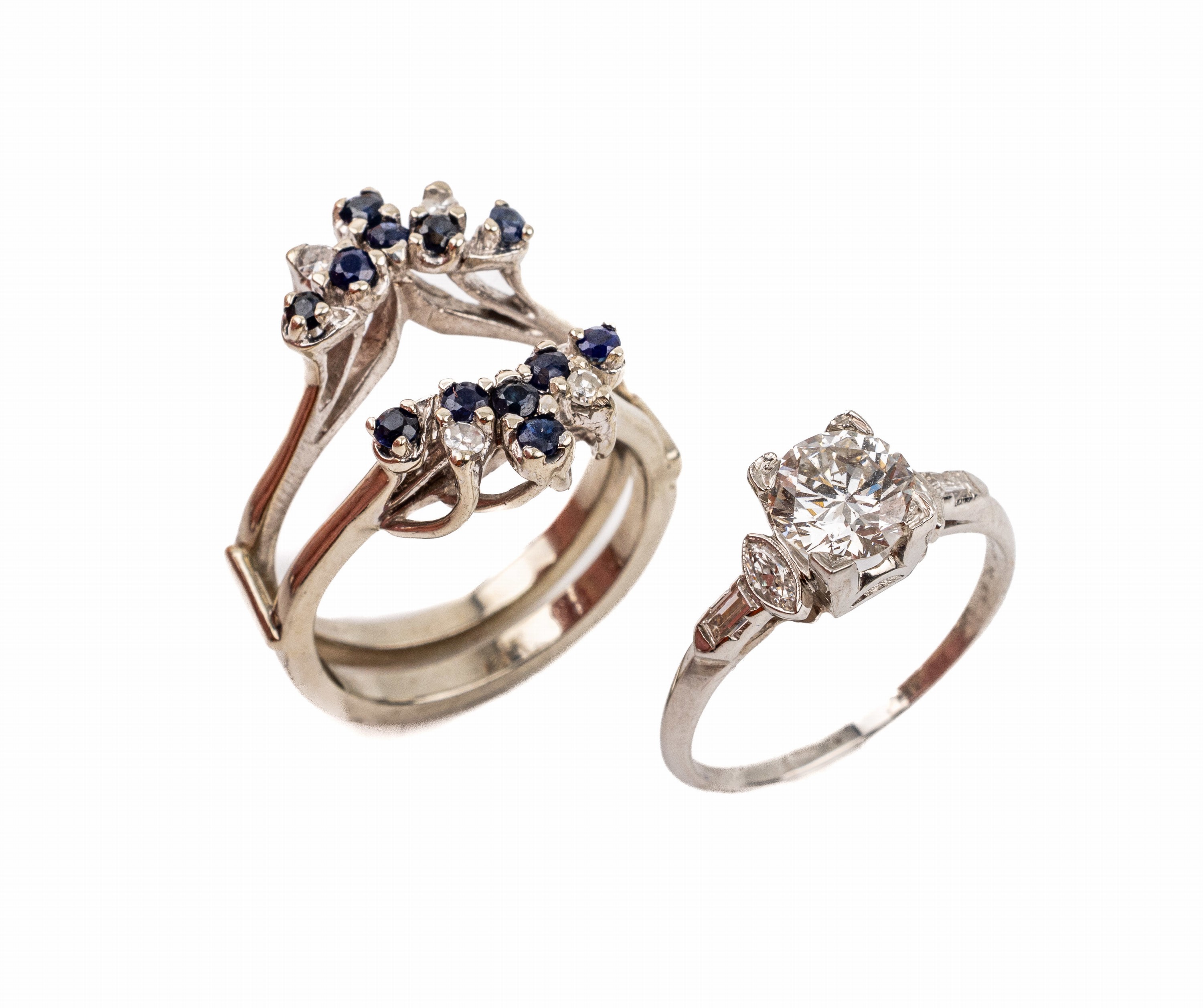 Kombinationsring mit Brillant und Saphiren, 1 x Ring mit Brillant Solitär 10% Iridium Platin-Fassung, 1 Brillant ca. 1.25 ct Weiß/si, Ringschultern ...
