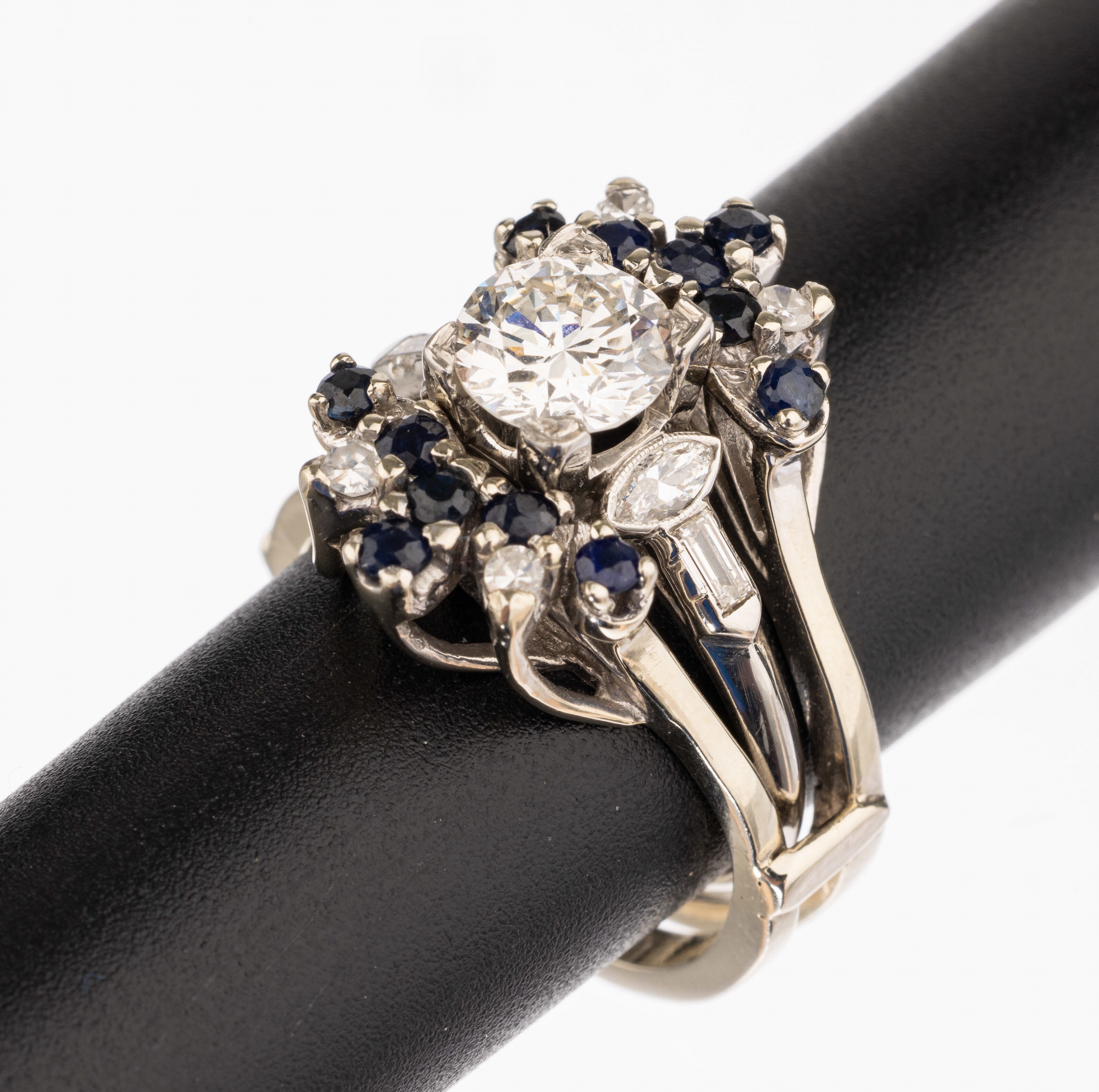 Detail a: Kombinationsring mit Brillant und Saphiren, 1 x Ring mit Brillant Solitär 10% Iridium Platin-Fassung, 1 Brillant ca. 1.25 ct Weiß/si, Ringschultern ...
