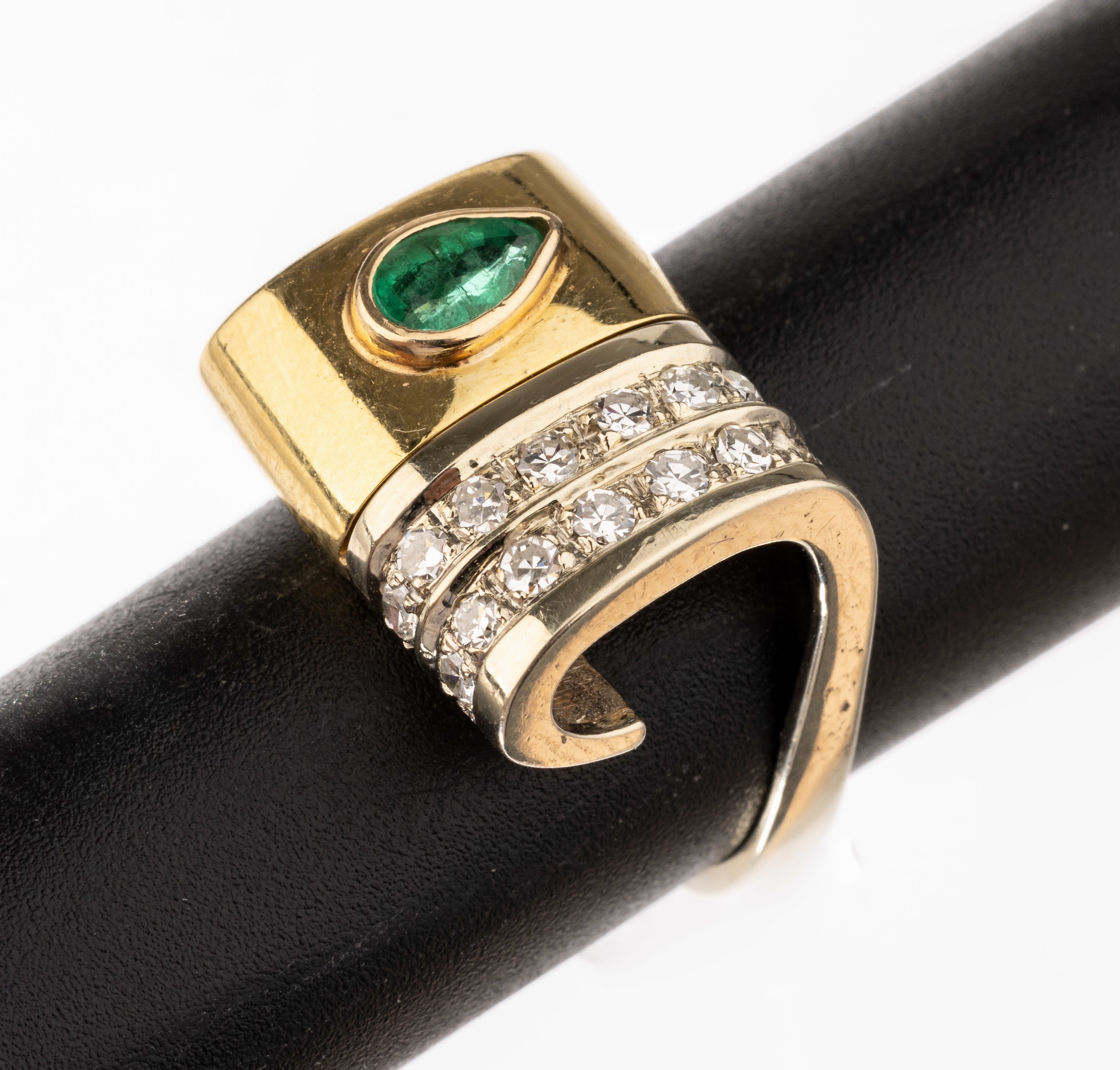 18 kt Gold Smaragd Diamant Ring, GG/WG 750/000, 1 facett. Smaragd-Tropfen ca. 0.30 ct, 15 8/8-Diam. zus. ca. 0.28 ct Weiß/si, (1 Stein fehlt), ca. ...