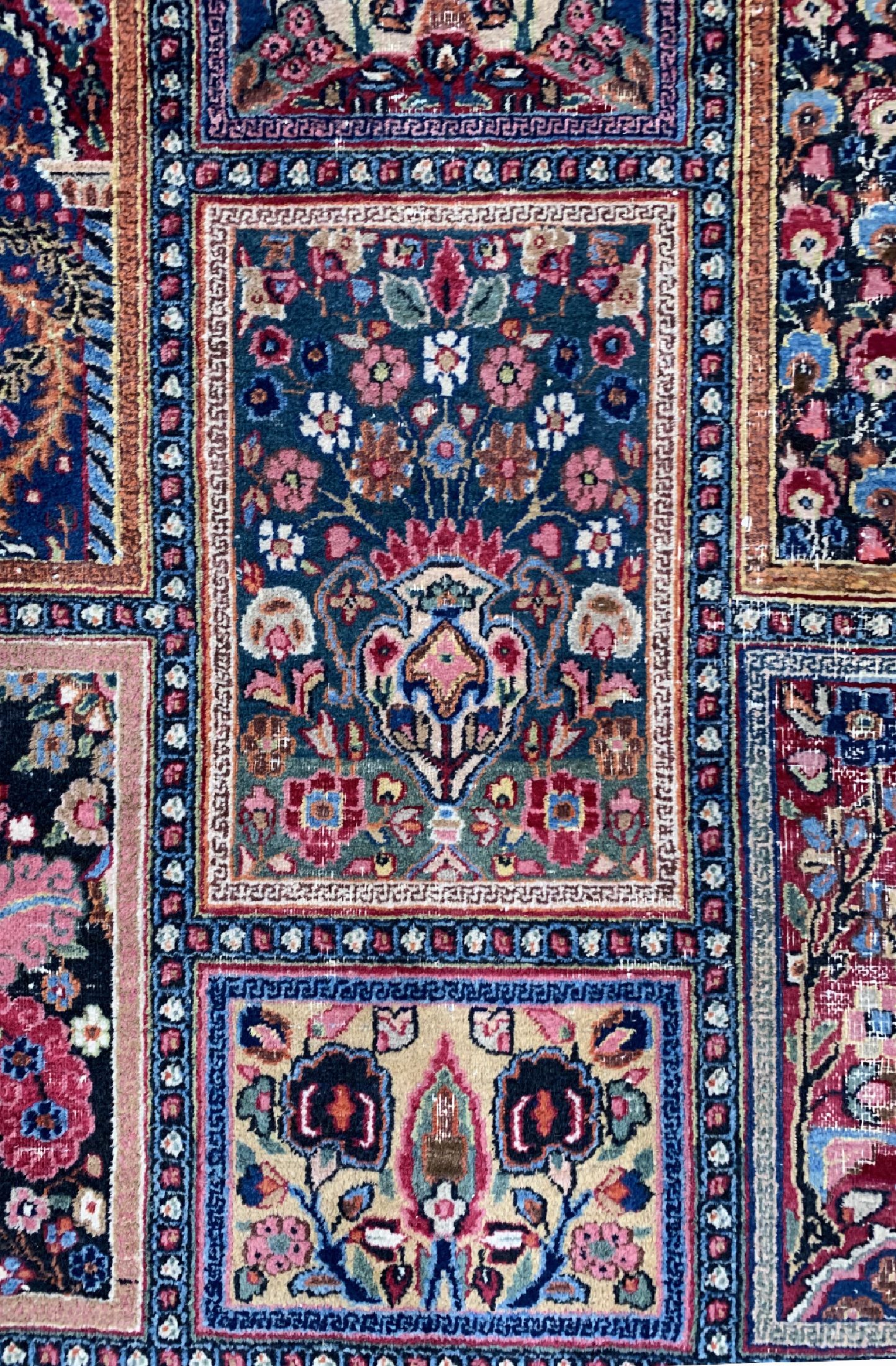 Detail c: Khorasan Palastteppich alt, Persien, um 1930, Wolle auf Baumwolle, ca. 525 x 363 cm, EHZ: 3