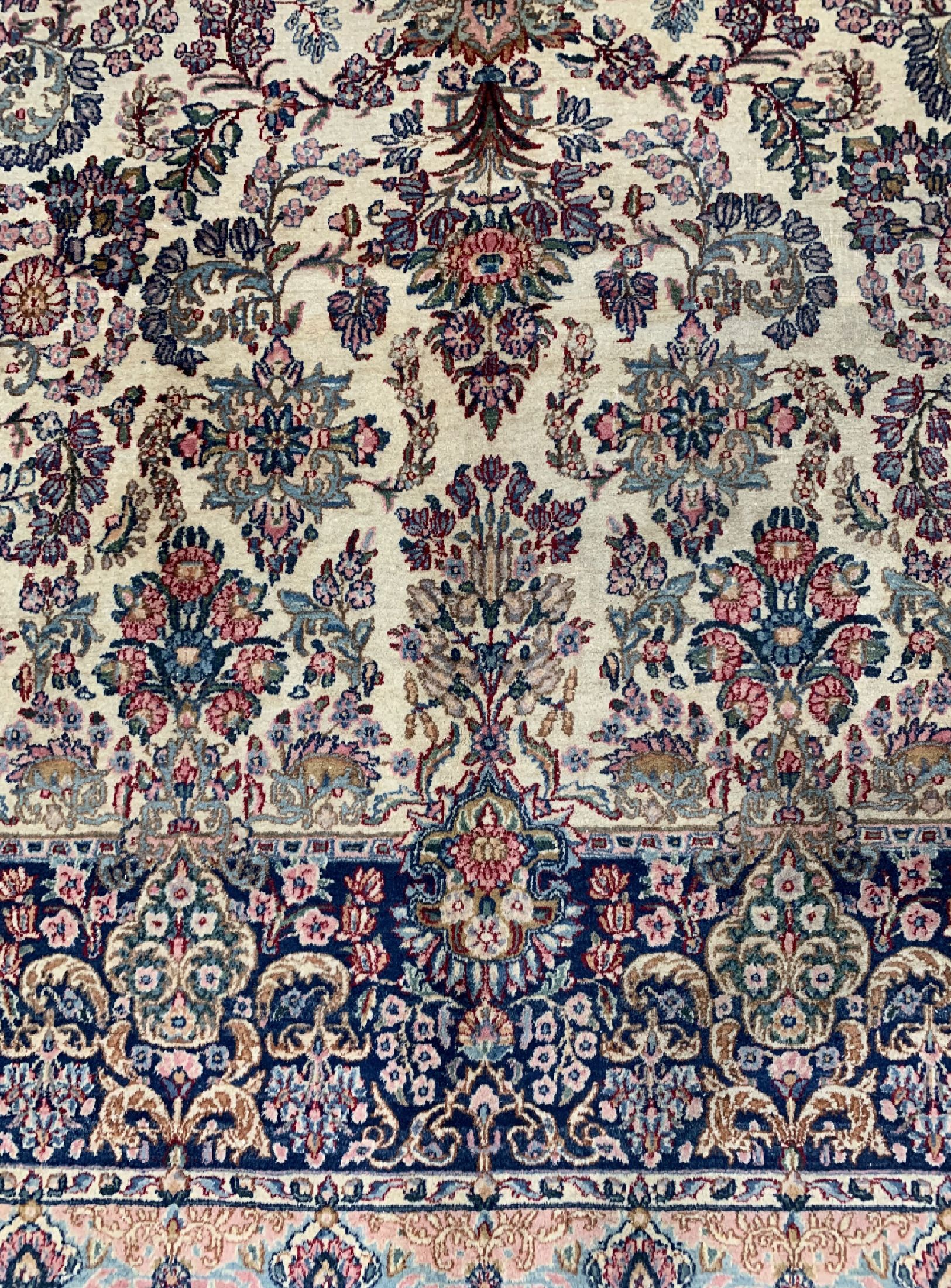Detail b: Antiker Kerman Lawar, Persien, um 1900, Wolle auf Baumwolle, ca. 437 x 300 cm, Reinigungsbedürftig, EHZ: 2