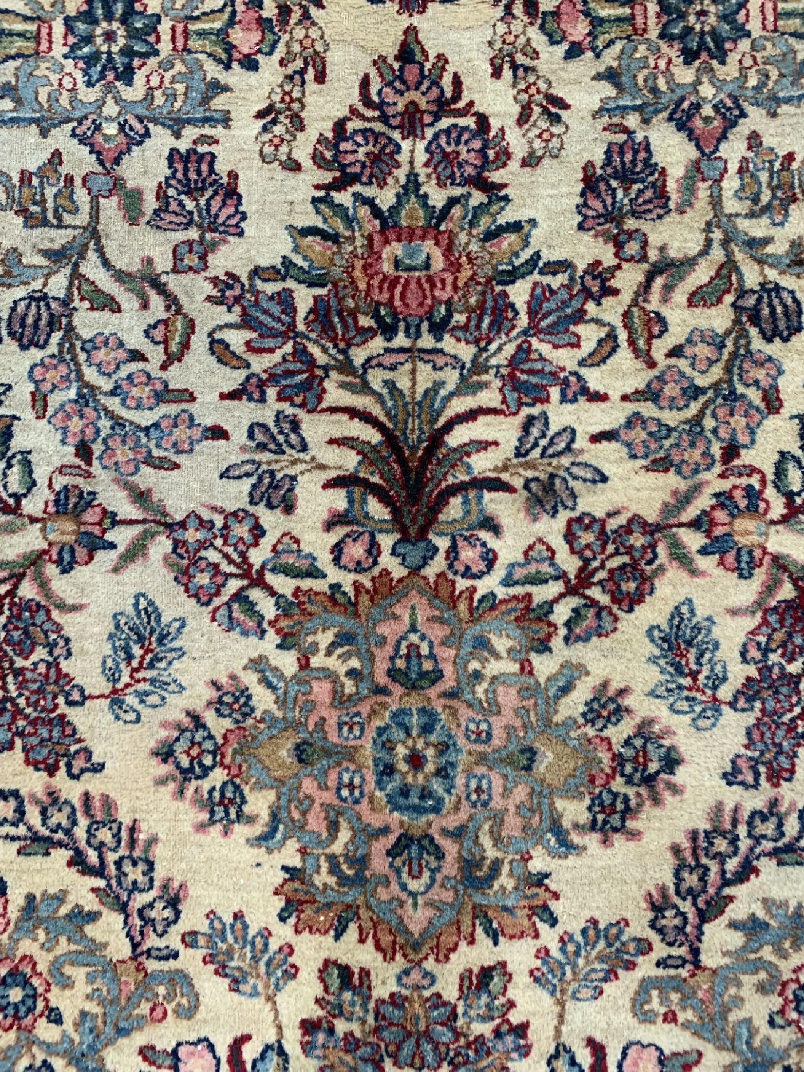 Detail c: Antiker Kerman Lawar, Persien, um 1900, Wolle auf Baumwolle, ca. 437 x 300 cm, Reinigungsbedürftig, EHZ: 2