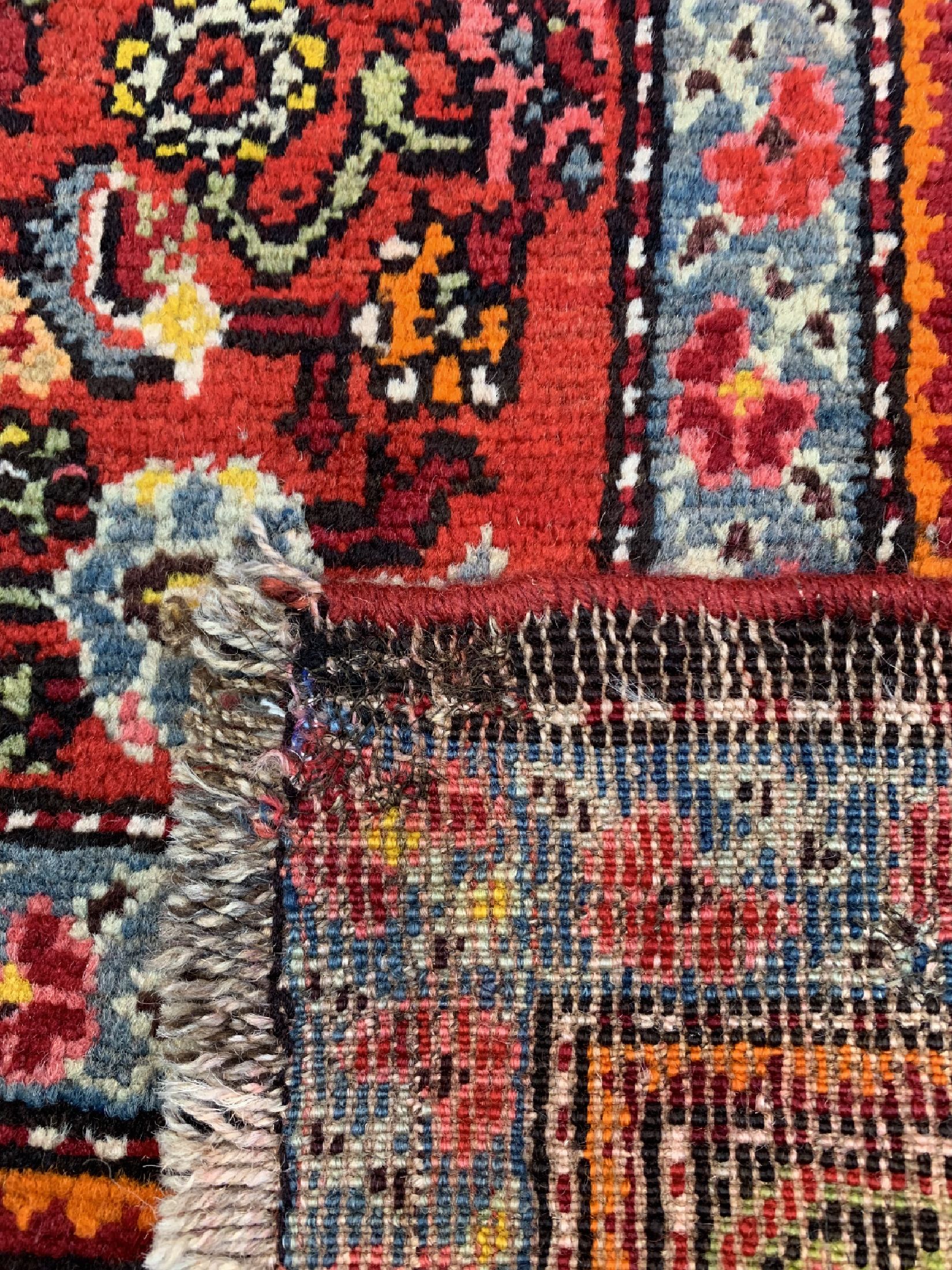 Detail d: Karabagh alt, Kaukasus, um 1930, Wolle auf Wolle, ca. 290 x 155 cm, EHZ: 2, (kleine Restaurierungen).