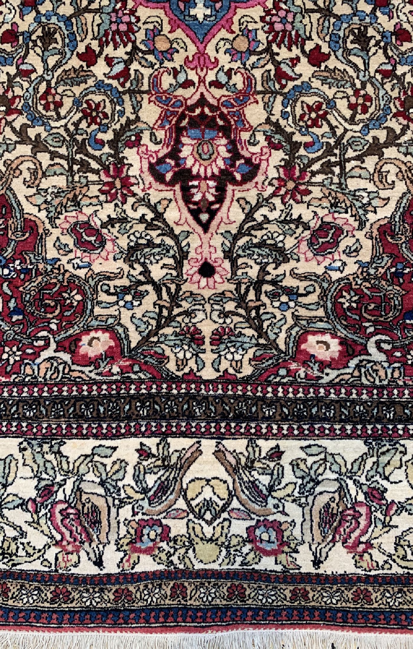 Detail b: Antiker Esfahan, Persien, um 1900, Wolle auf Baumwolle, ca. 212 x 145 cm, EHZ:2 (kleine Flecken).