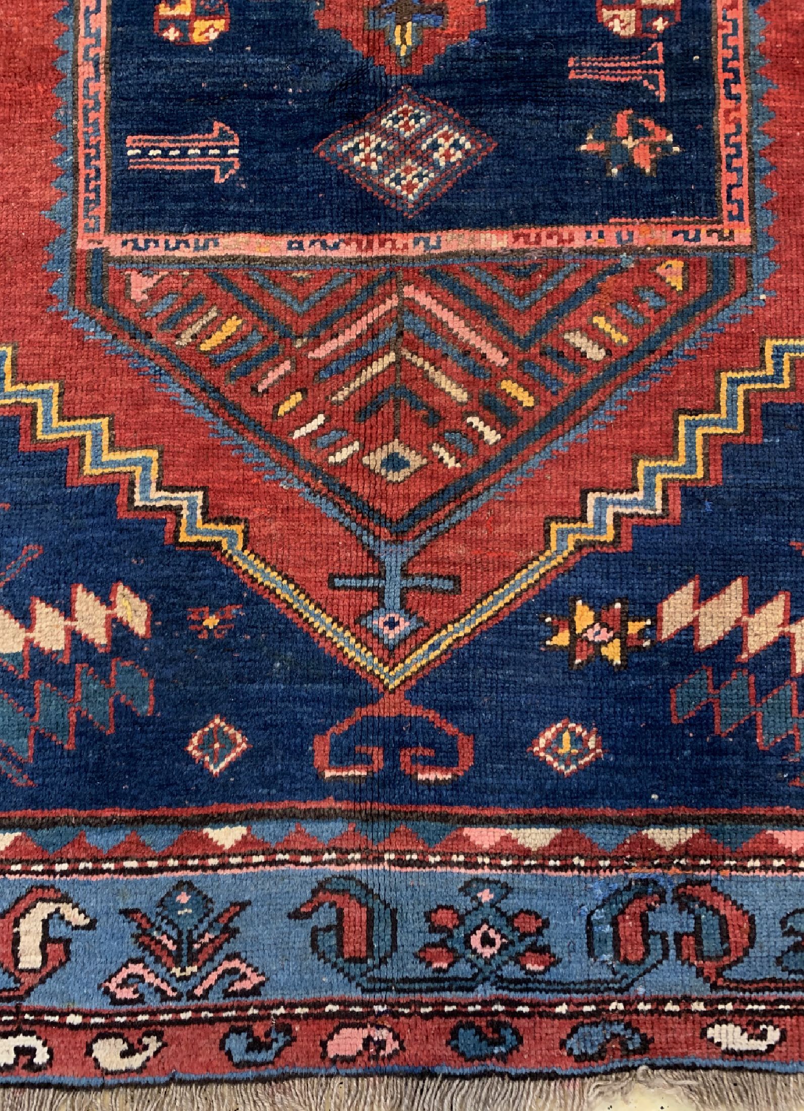 Detail b: Armenischer Kazak antik, Kaukasus, datiert 1330(1909), Wolle auf Wolle, ca. 264 x 162 cm,EHZ: 2-3, (kleine Restaurierungen).