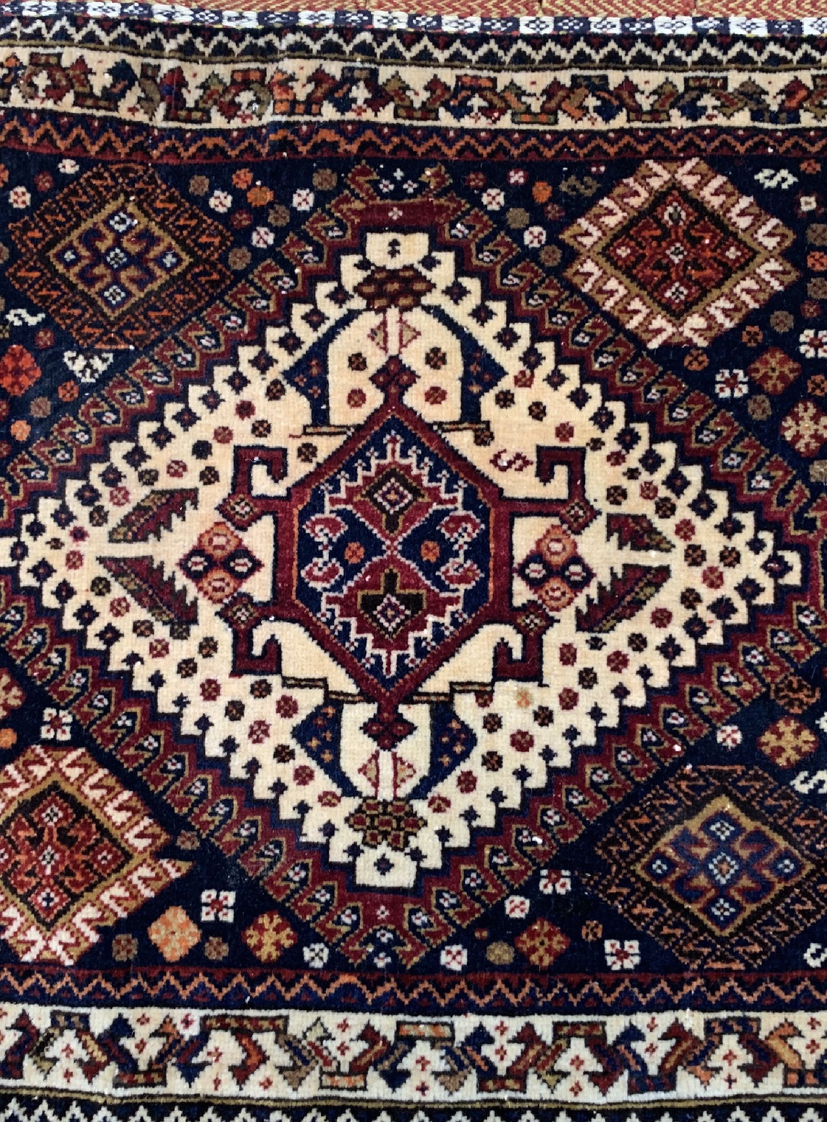 Detail b: 1 paar Ghaschgai Taschen, Persien, um 1920/1930, Wolle auf Wolle, ca. 60 x 58 cm, EHZ: 2