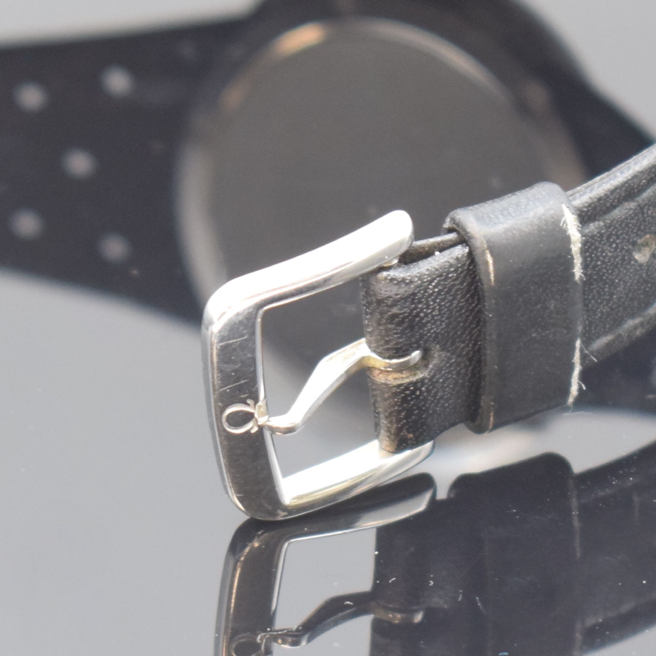 Detail b: OMEGA Dynamic Automatic Herrenarmbanduhr in Stahl/Lederband Referenz 166.039, Schweiz um 1969, Automatik, Monocoque-Geh., orig. Glas u. Krone, silb. ...