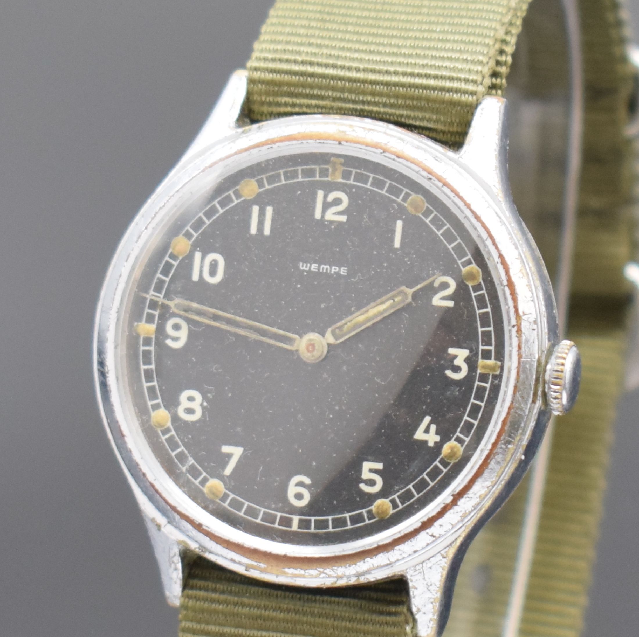Detail a: WEMPE UROFA 58 seltene Armbanduhr im Militär- design, Deutschland um 1938, Handaufzug, verchr. Geh. m. gedr. Stahlboden, schwarzes Zifferbl. bez. ...
