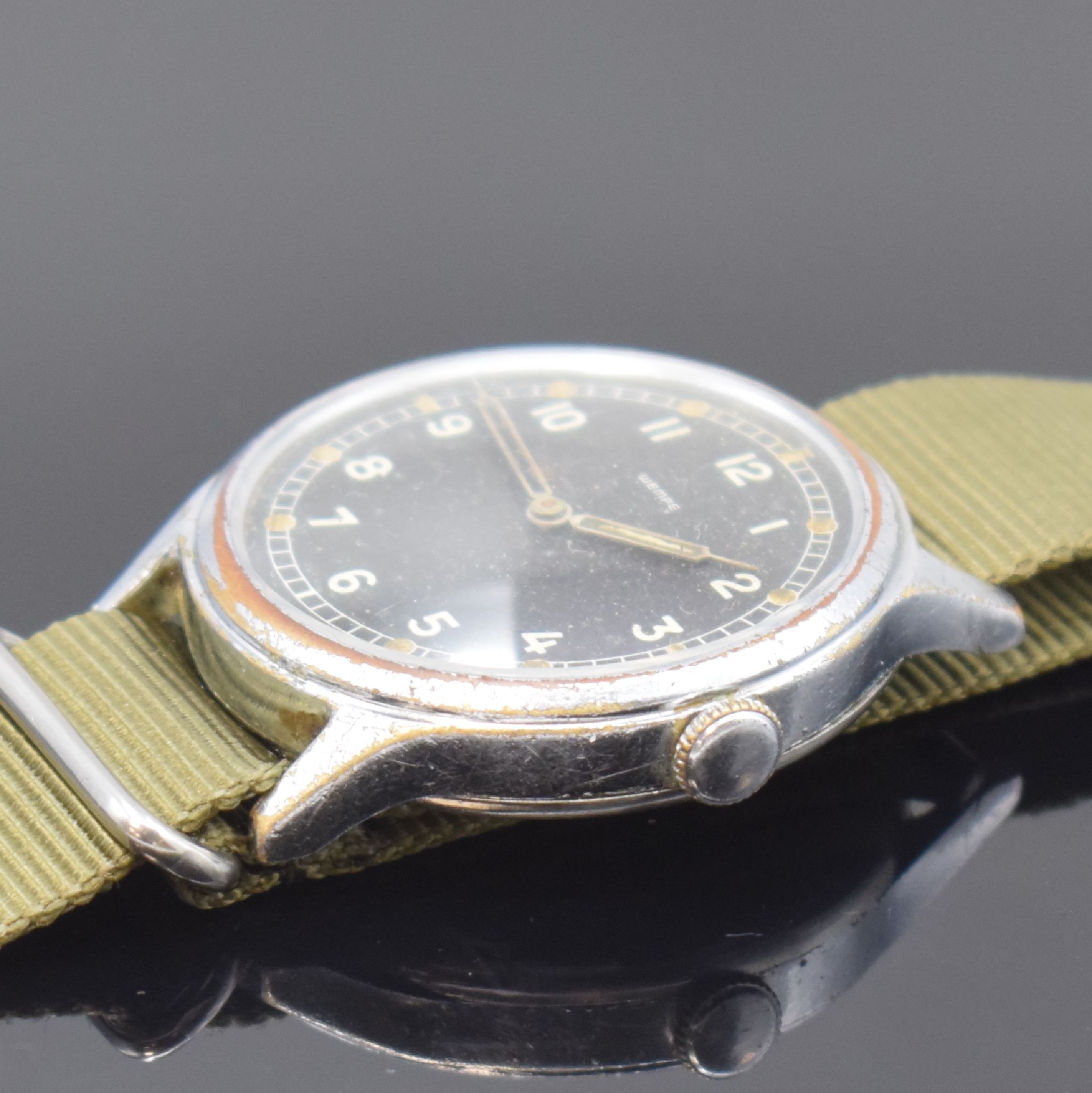 Detail b: WEMPE UROFA 58 seltene Armbanduhr im Militär- design, Deutschland um 1938, Handaufzug, verchr. Geh. m. gedr. Stahlboden, schwarzes Zifferbl. bez. ...