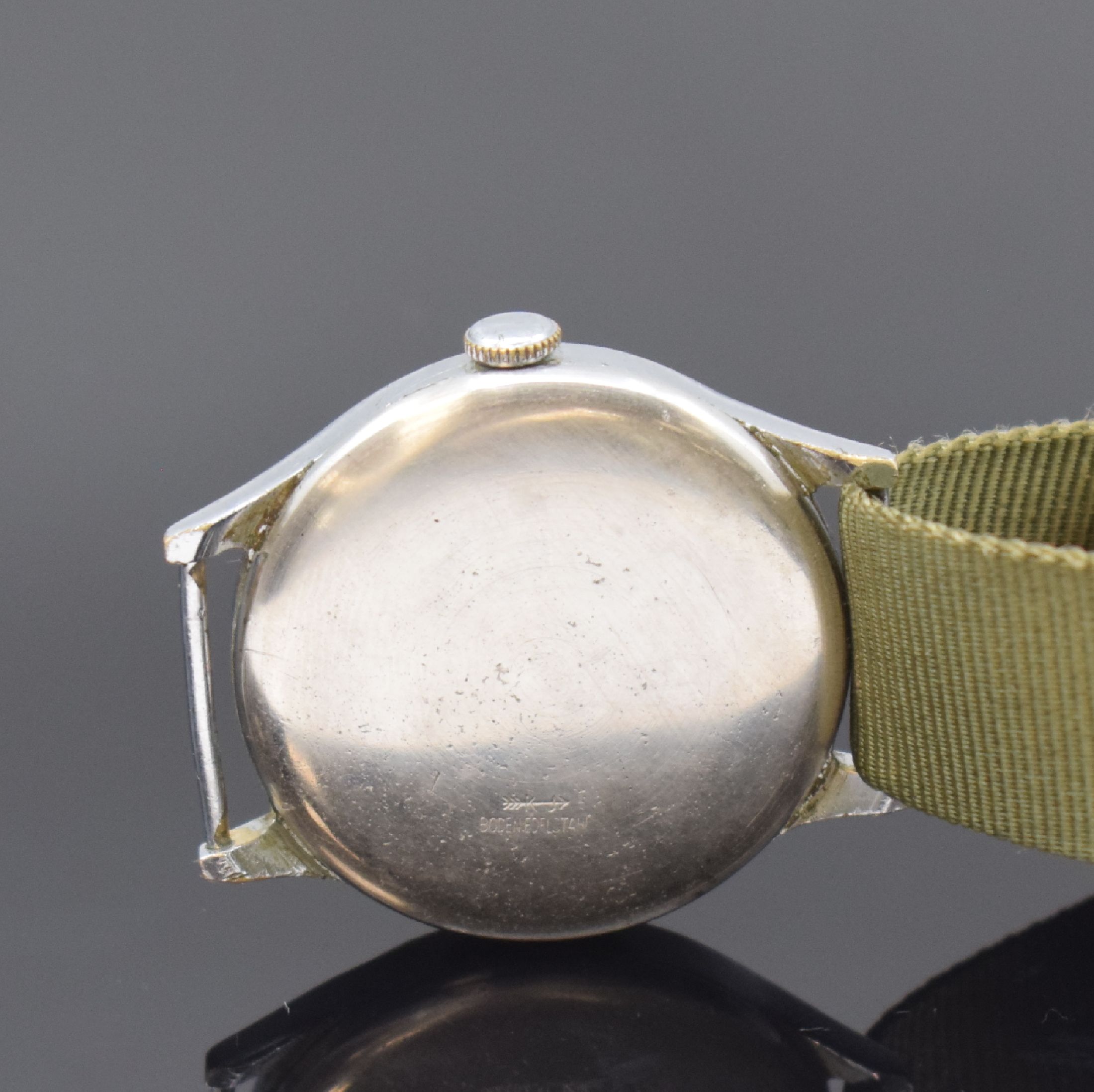 Detail c: WEMPE UROFA 58 seltene Armbanduhr im Militär- design, Deutschland um 1938, Handaufzug, verchr. Geh. m. gedr. Stahlboden, schwarzes Zifferbl. bez. ...