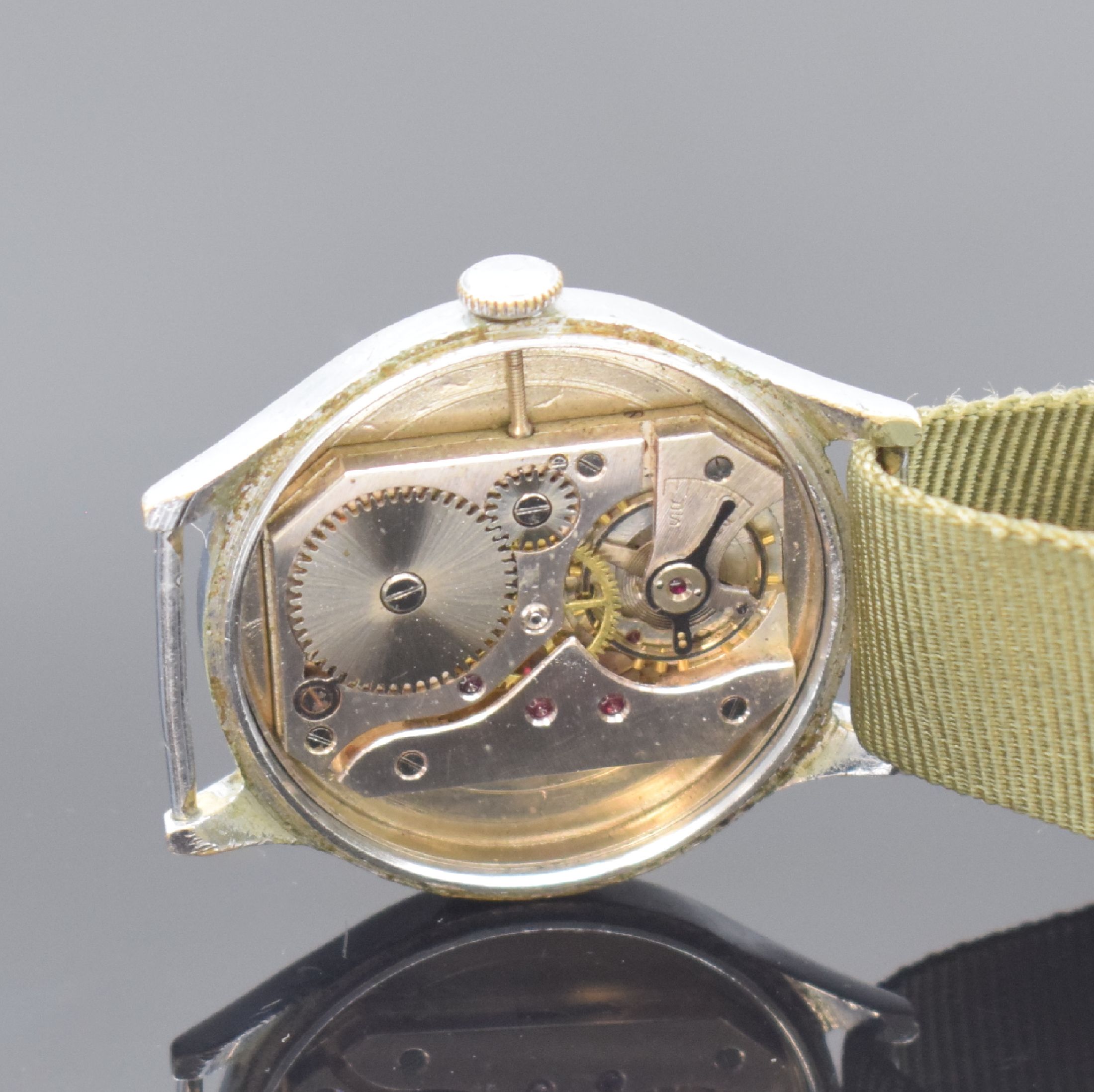 Detail d: WEMPE UROFA 58 seltene Armbanduhr im Militär- design, Deutschland um 1938, Handaufzug, verchr. Geh. m. gedr. Stahlboden, schwarzes Zifferbl. bez. ...