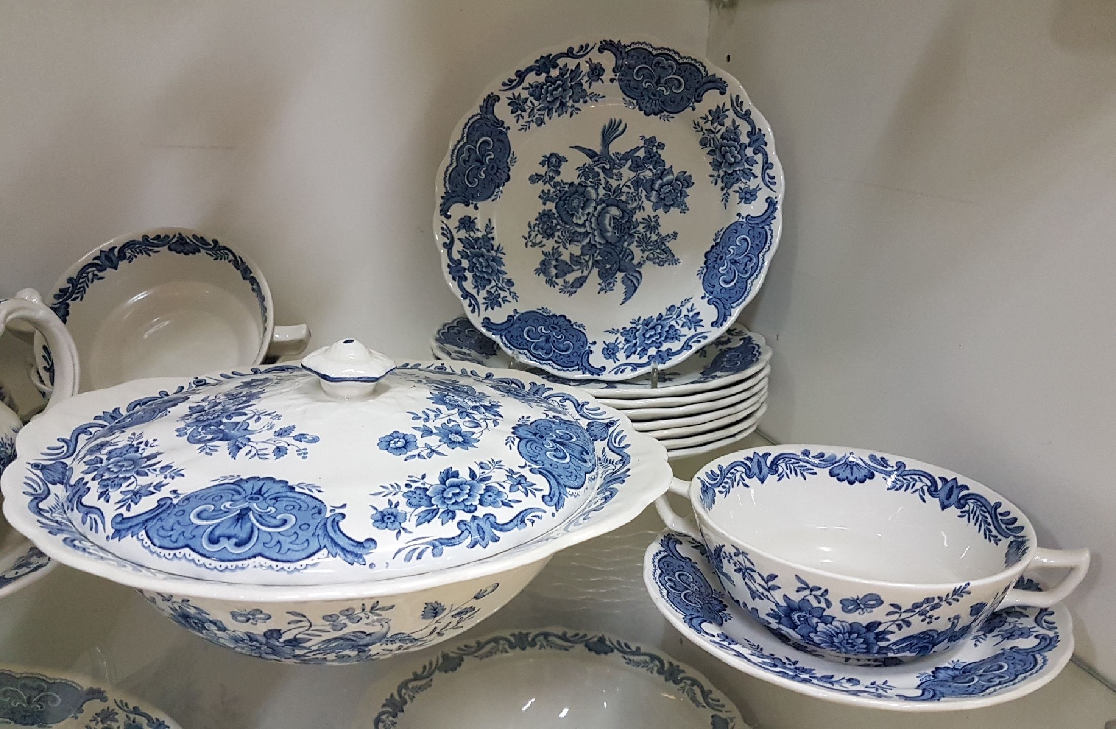 Detail a: Umfangreiches Speiseservice, Ridgway, Staffordhire, England, Modell "Windsor", Steingut, blauer Umdruck von Blumen und Vögel, 16 ...