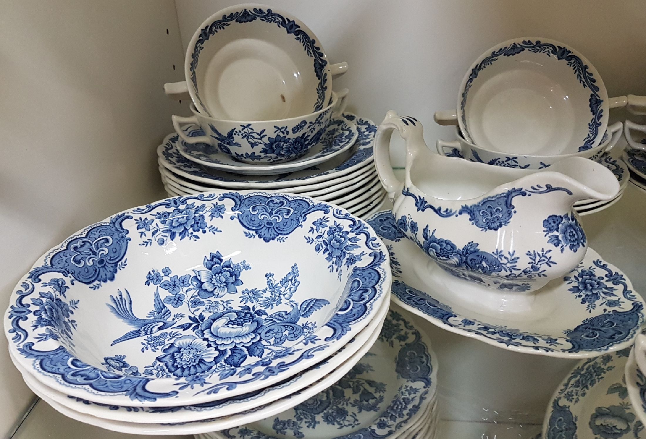 Detail c: Umfangreiches Speiseservice, Ridgway, Staffordhire, England, Modell "Windsor", Steingut, blauer Umdruck von Blumen und Vögel, 16 ...