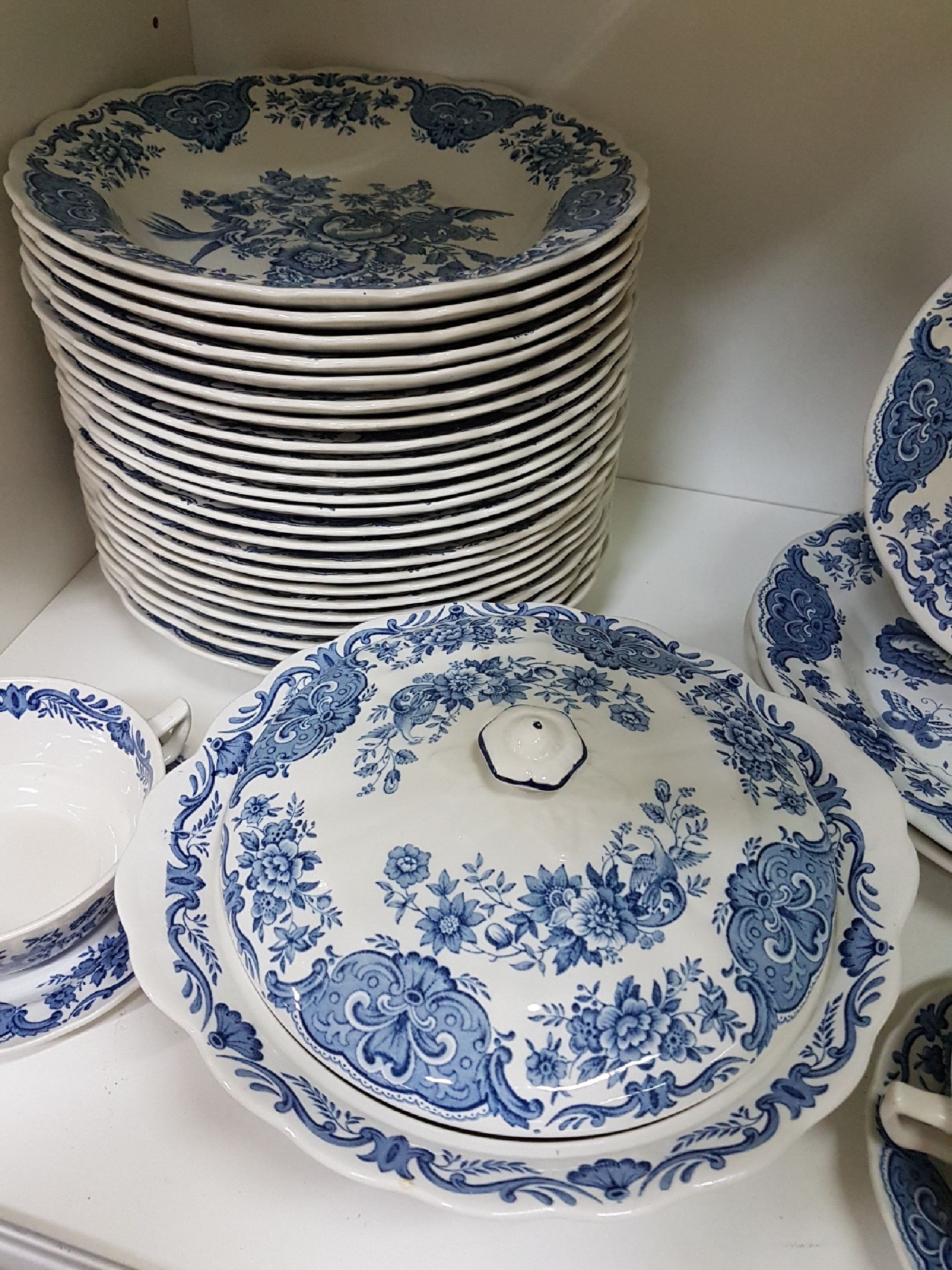 Detail d: Umfangreiches Speiseservice, Ridgway, Staffordhire, England, Modell "Windsor", Steingut, blauer Umdruck von Blumen und Vögel, 16 ...