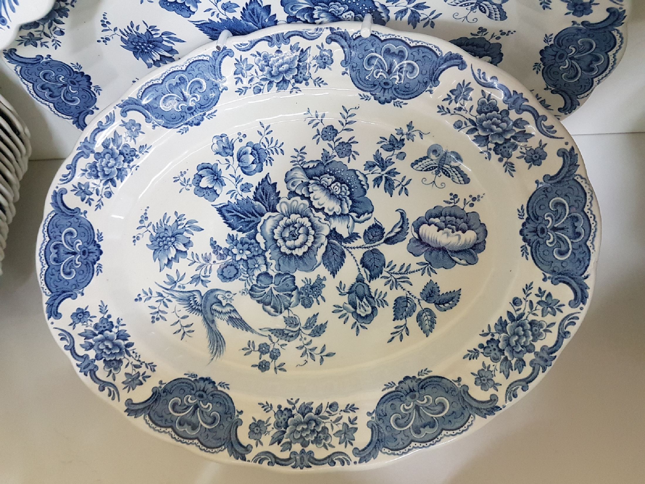 Detail e: Umfangreiches Speiseservice, Ridgway, Staffordhire, England, Modell "Windsor", Steingut, blauer Umdruck von Blumen und Vögel, 16 ...