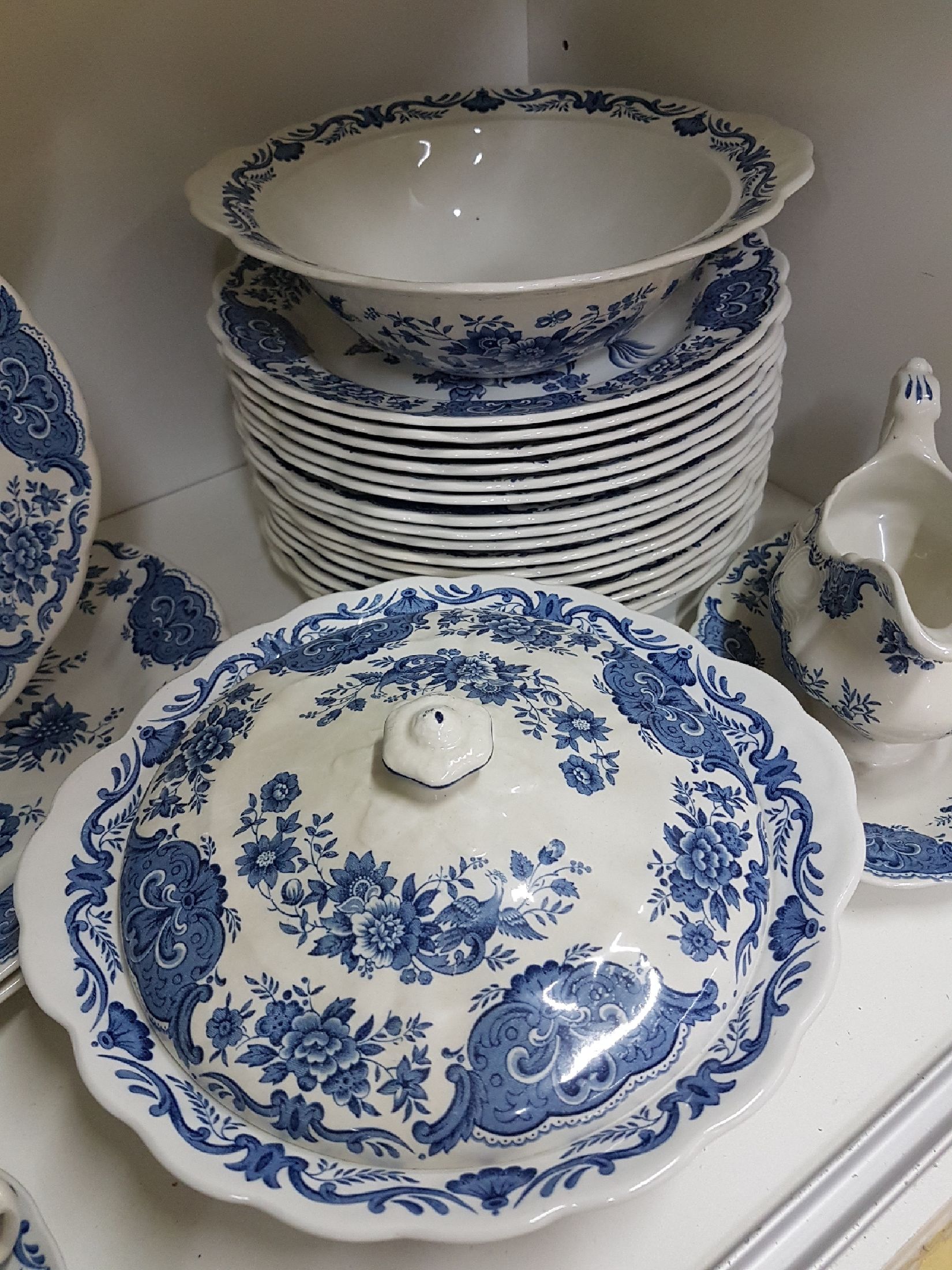 Detail f: Umfangreiches Speiseservice, Ridgway, Staffordhire, England, Modell "Windsor", Steingut, blauer Umdruck von Blumen und Vögel, 16 ...