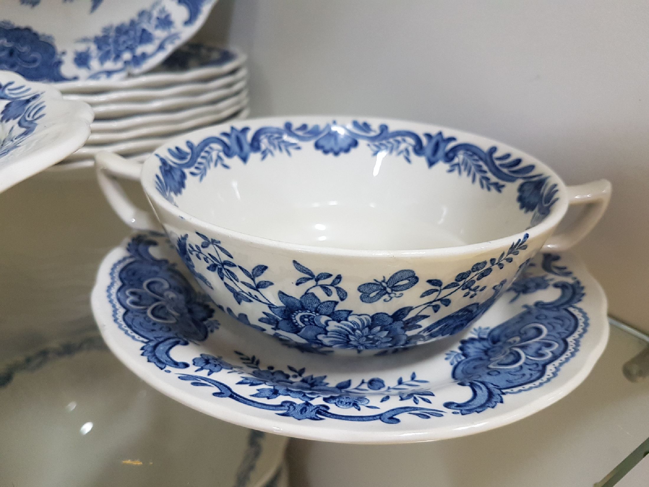 Detail g: Umfangreiches Speiseservice, Ridgway, Staffordhire, England, Modell "Windsor", Steingut, blauer Umdruck von Blumen und Vögel, 16 ...