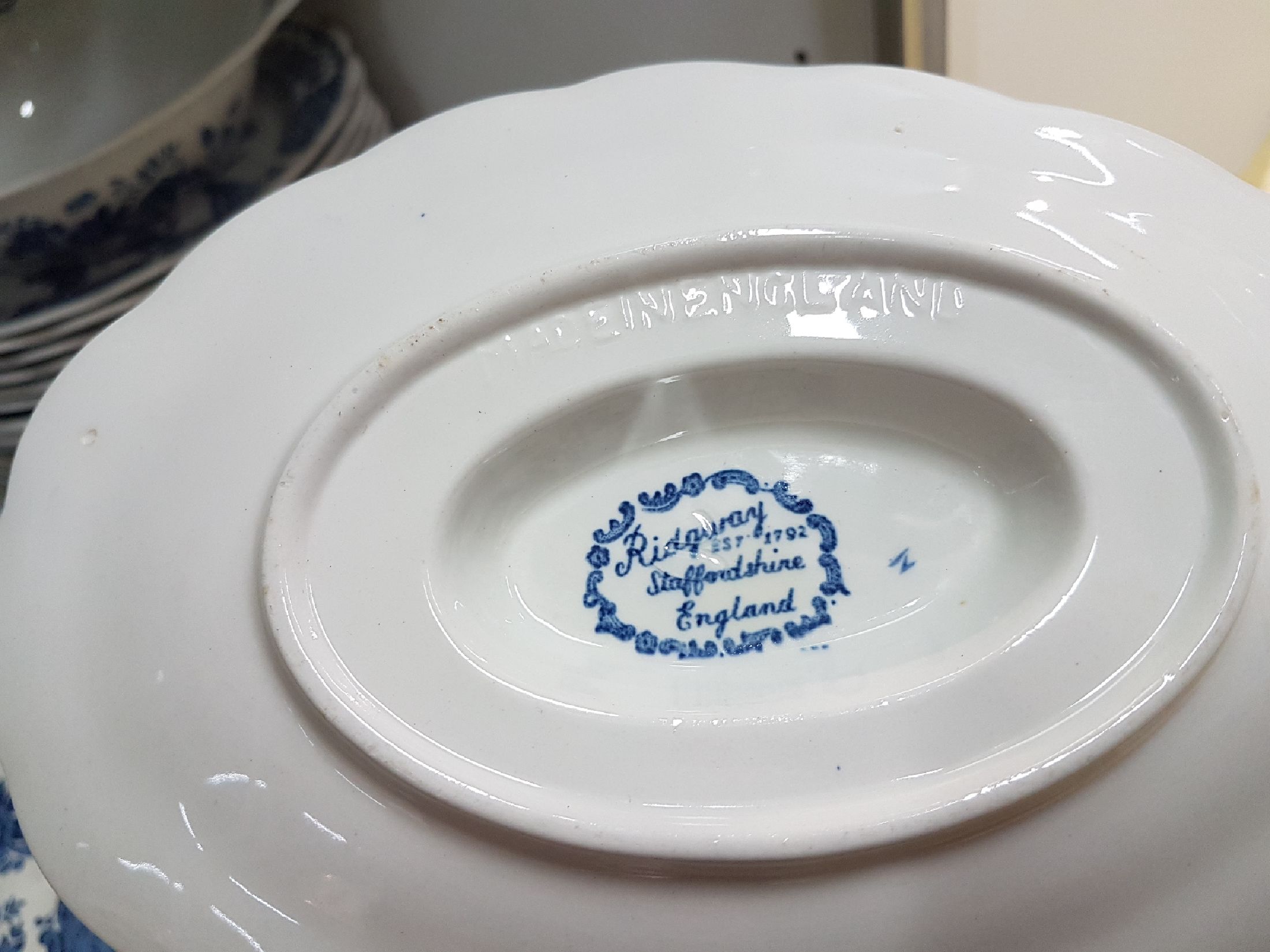Detail h: Umfangreiches Speiseservice, Ridgway, Staffordhire, England, Modell "Windsor", Steingut, blauer Umdruck von Blumen und Vögel, 16 ...
