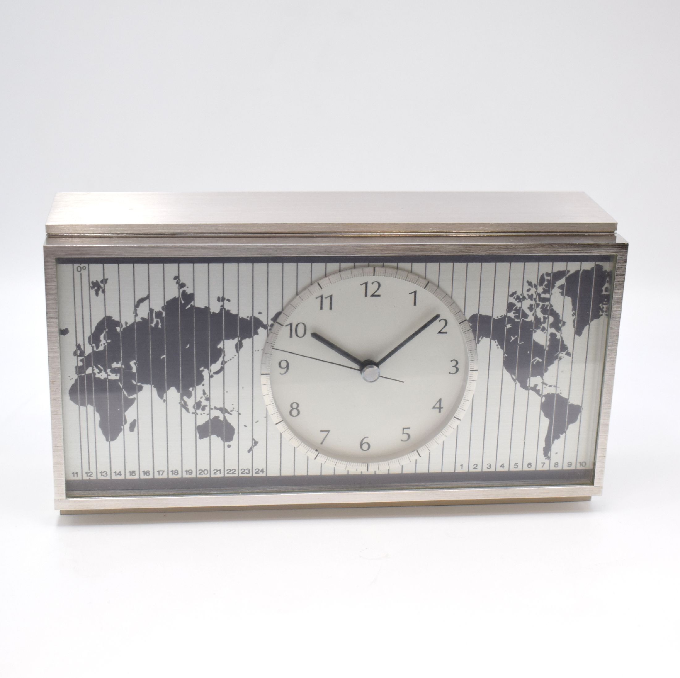 JUNGHANS Astro-Quartz seltene Präzisions- Tischuhr mit rückseitiger Weltzeitanzeige, Deutschland um 1967, rechteckiges, schweres vern. Geh., ...