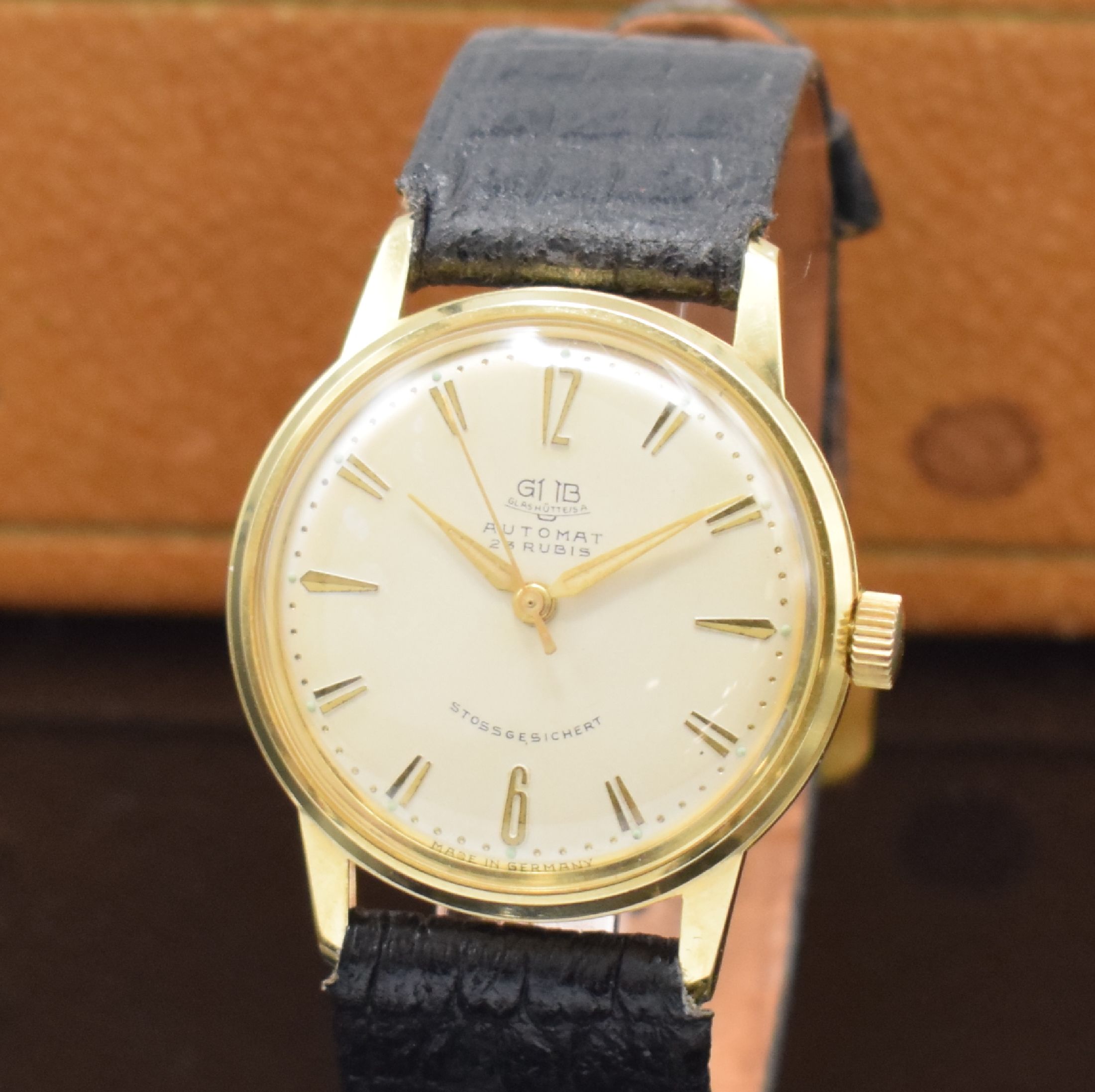 Detail a: GUB Kaliber 68.1 nahezu neuwertige Armbanduhr mit Box und Konsum-Rechnung, DDR um 1960, Automatik, verg. Geh., aufgedr. Stahlboden, silb. Zifferbl., ...