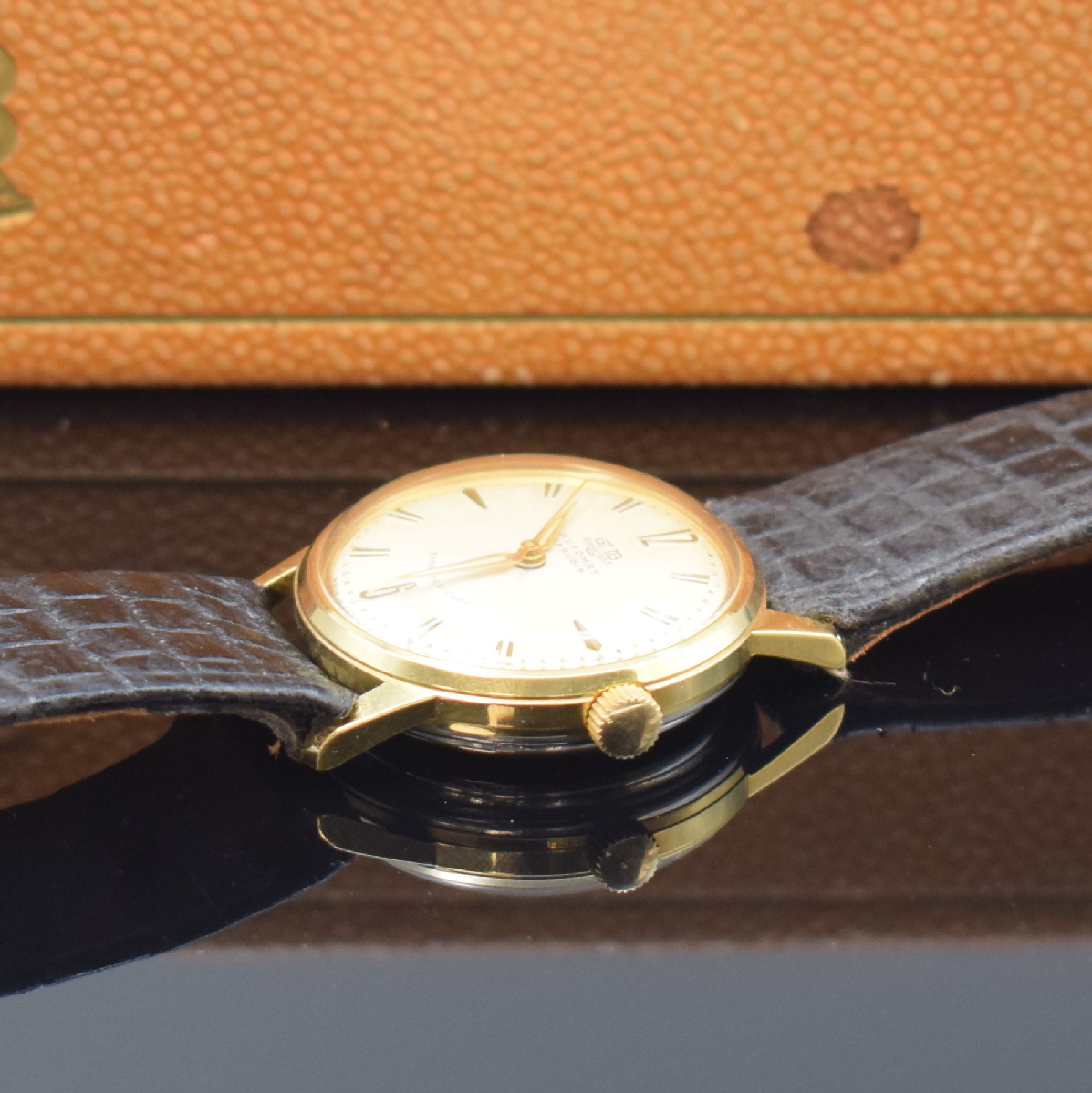 Detail b: GUB Kaliber 68.1 nahezu neuwertige Armbanduhr mit Box und Konsum-Rechnung, DDR um 1960, Automatik, verg. Geh., aufgedr. Stahlboden, silb. Zifferbl., ...
