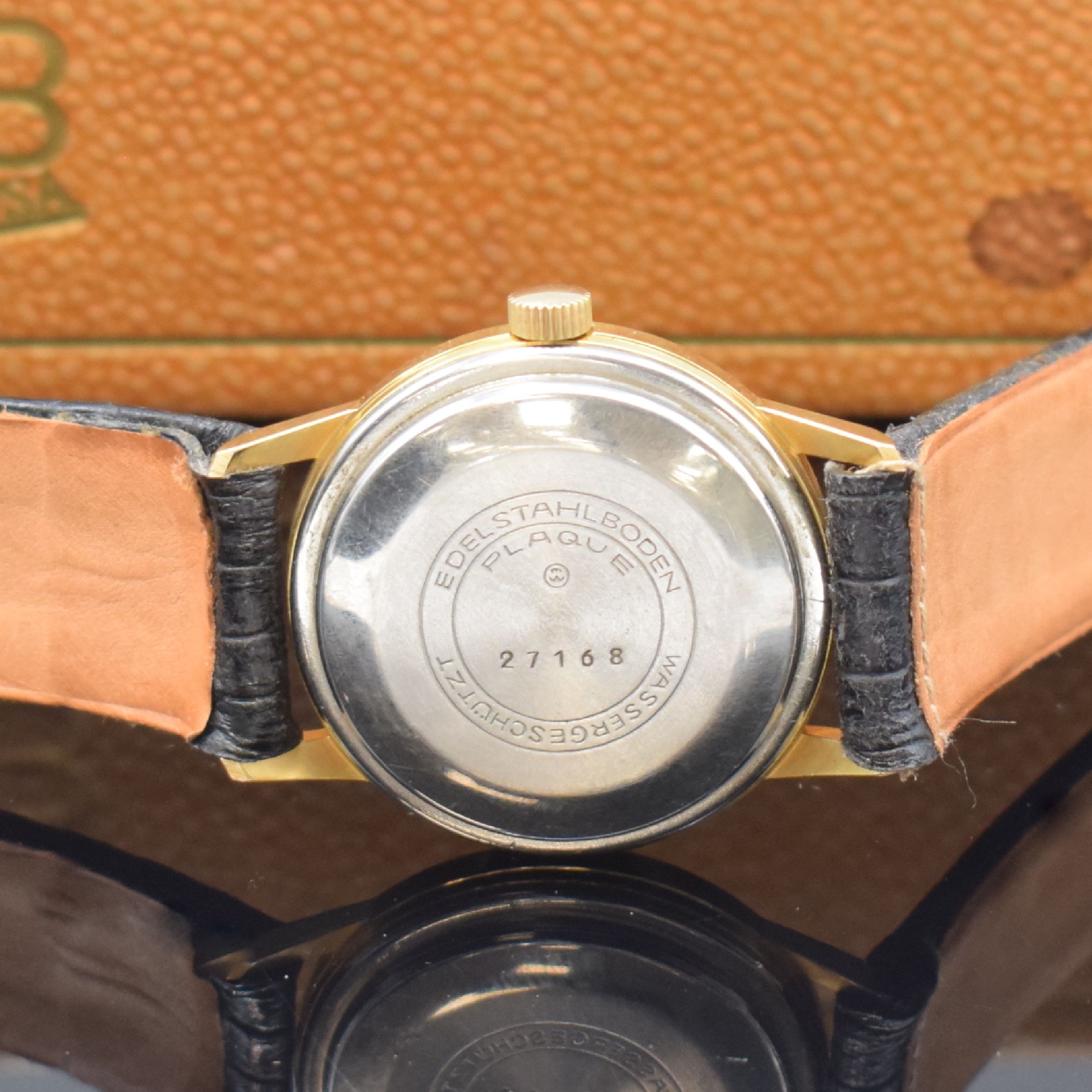 Detail c: GUB Kaliber 68.1 nahezu neuwertige Armbanduhr mit Box und Konsum-Rechnung, DDR um 1960, Automatik, verg. Geh., aufgedr. Stahlboden, silb. Zifferbl., ...