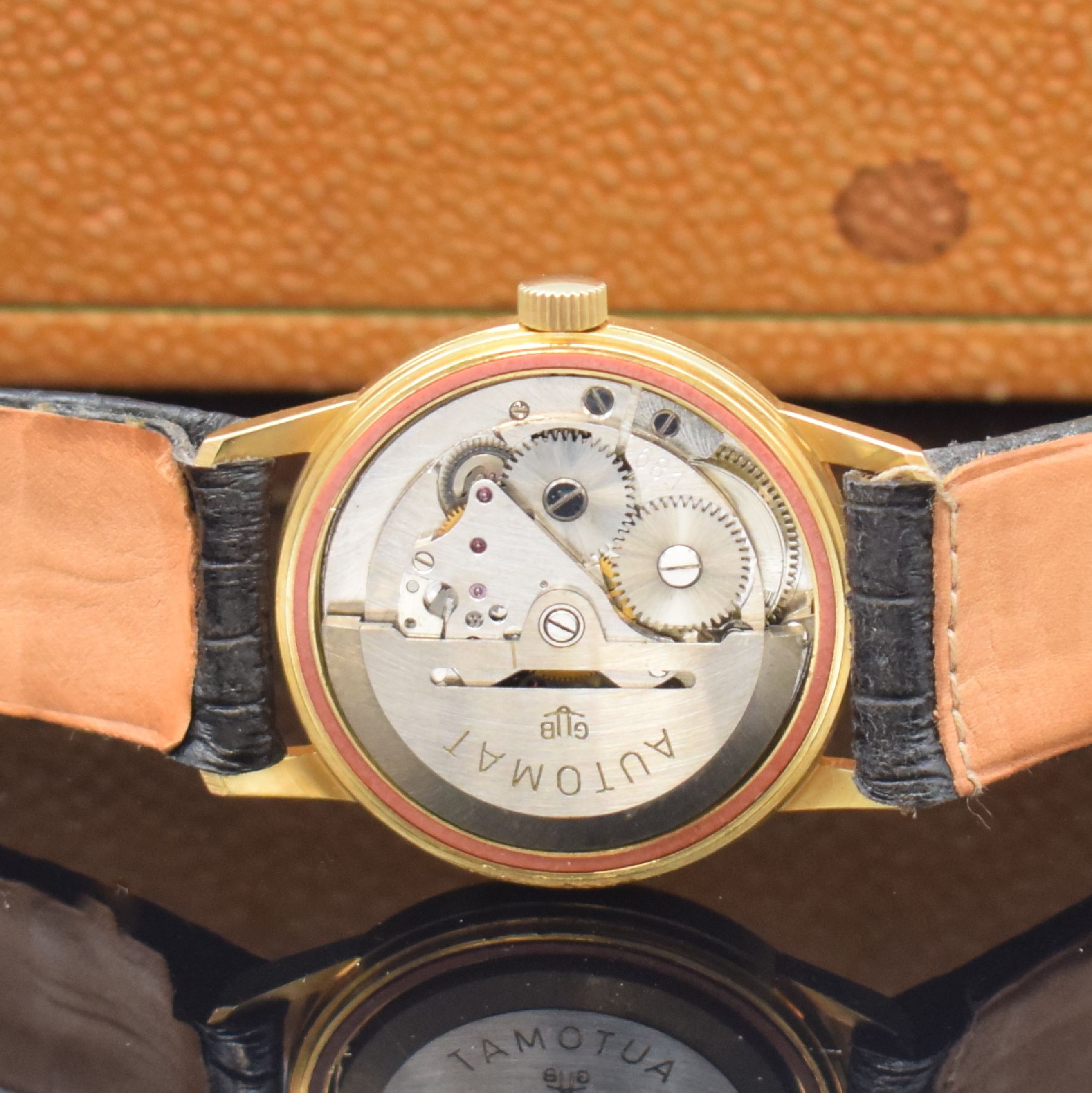 Detail d: GUB Kaliber 68.1 nahezu neuwertige Armbanduhr mit Box und Konsum-Rechnung, DDR um 1960, Automatik, verg. Geh., aufgedr. Stahlboden, silb. Zifferbl., ...