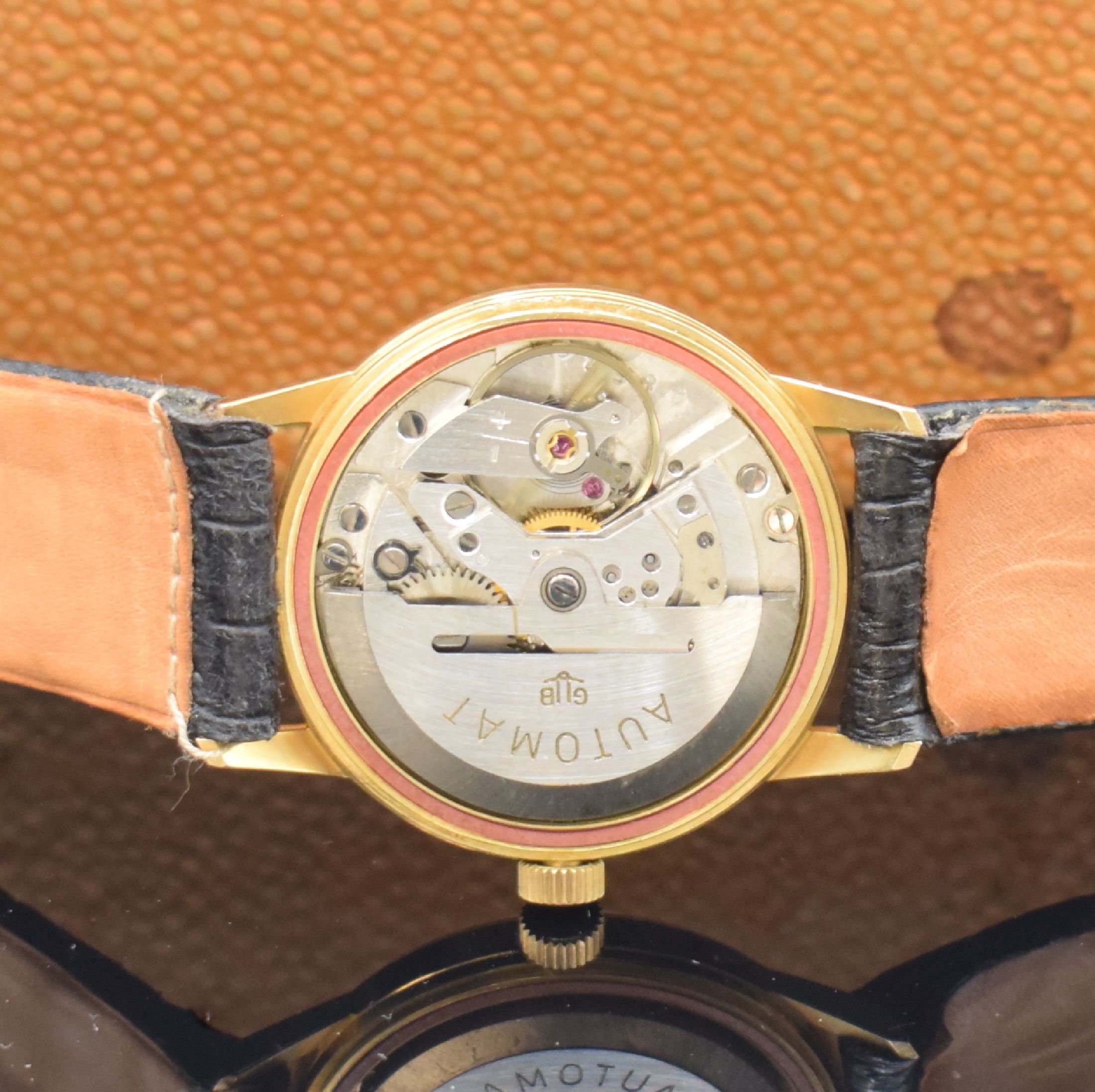 Detail e: GUB Kaliber 68.1 nahezu neuwertige Armbanduhr mit Box und Konsum-Rechnung, DDR um 1960, Automatik, verg. Geh., aufgedr. Stahlboden, silb. Zifferbl., ...