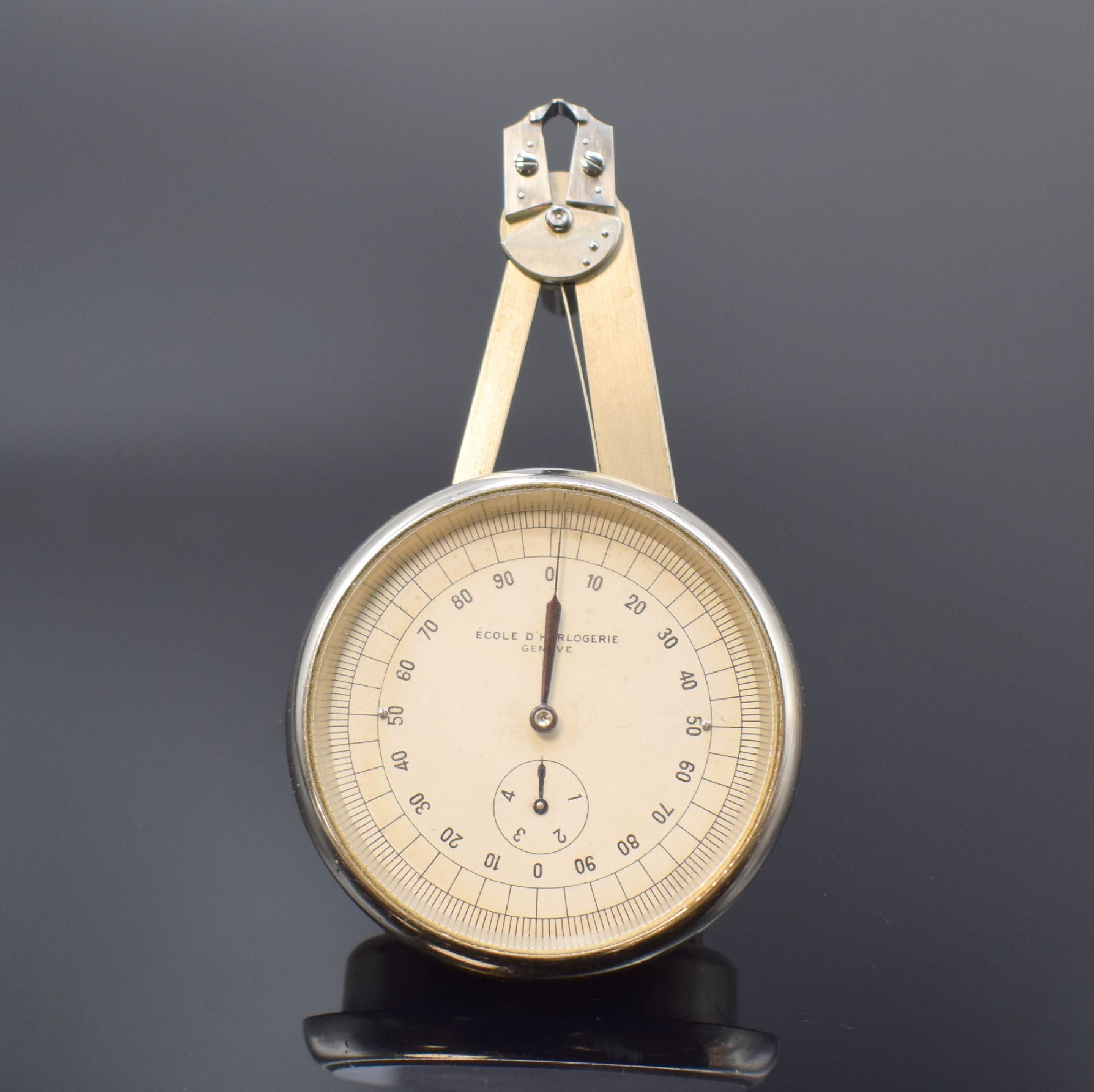 ÉCOLE D'HORLOGERIE Zangenmikrometer mit Box, Schweiz um 1930, vern. Geh. auf 3 Füßen, sign. silb. Zifferbl., verglast, zentr. 1/100 ...